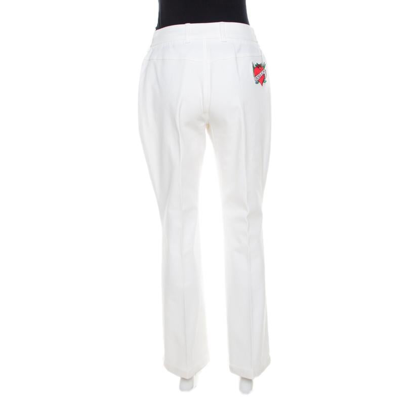 These high waist jeans from Escada are every woman's wardrobe essential. Made of a cotton blend it flaunts an embroidered design on the front. It features front and back pockets and can be paired well with any top and suave loafers for a stylish