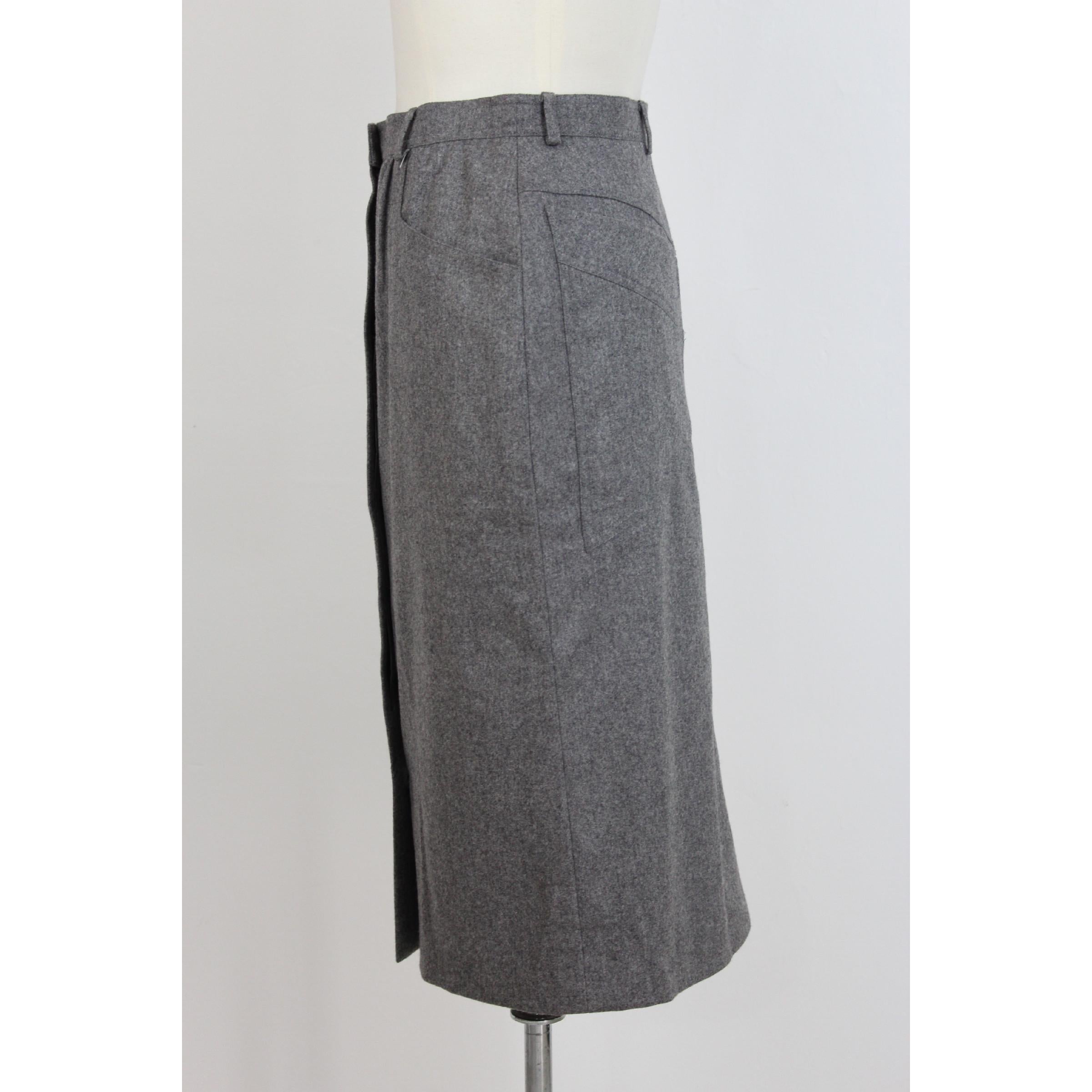 Escada portfolio skirt. Gray color in wool. Closure with buttons on the front along the entire skirt. Two pockets on the sides and two on the back, skirt fully lined and logoed. New without label. Made in Italy.

Size 42 It 8 US 10 UK

Waist skirt: