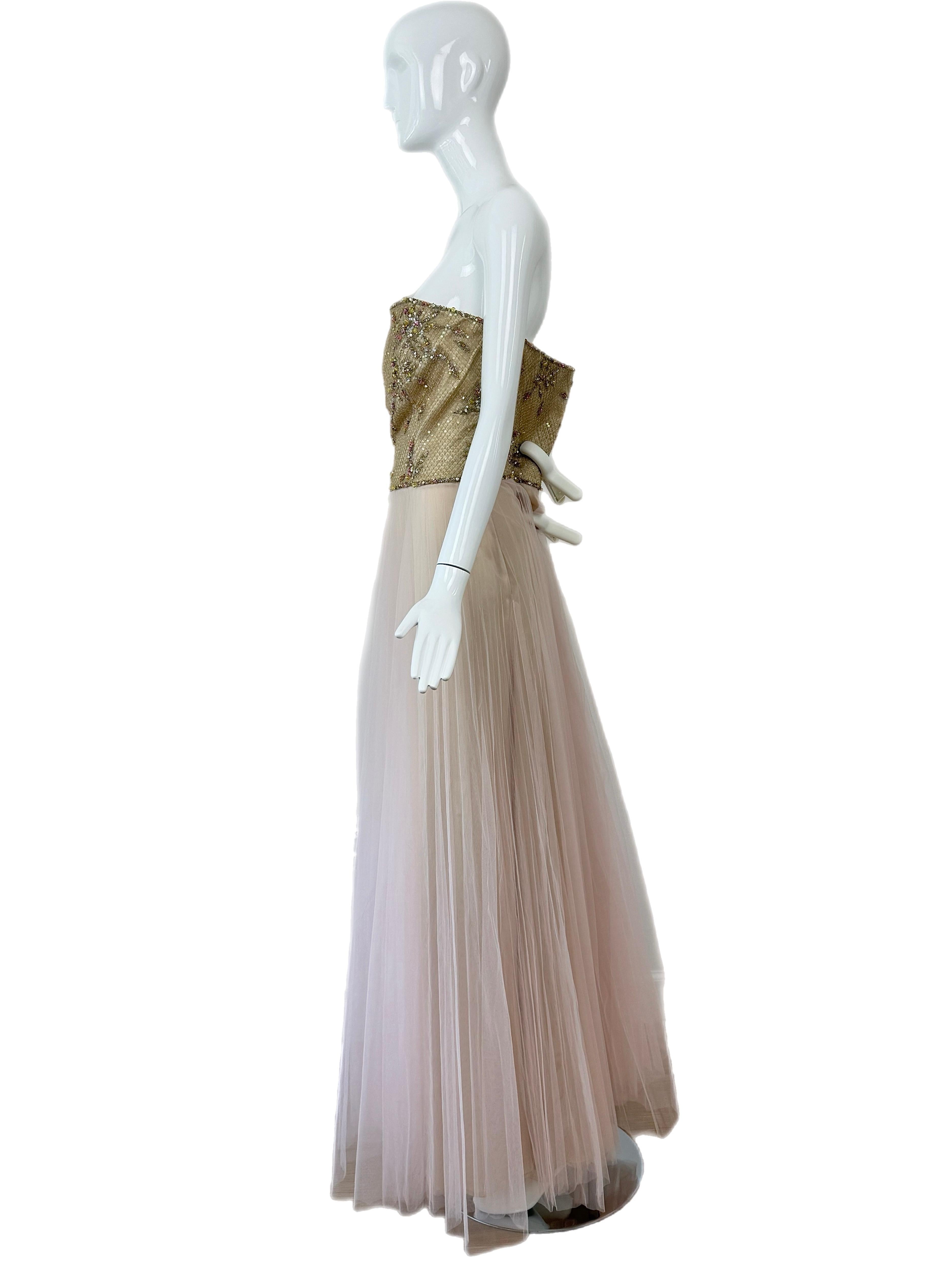 Escada
2000's
Vintage By
Goldfarbene, gelbe und rosafarbene Perlen und Paillettenverzierungen am Mieder
Weicher babyrosa Tüll über nackter Unterlage
Ätherisch und wirklich atemberaubend in Person
Seitlicher Reißverschluss
Das Kleid wird an der