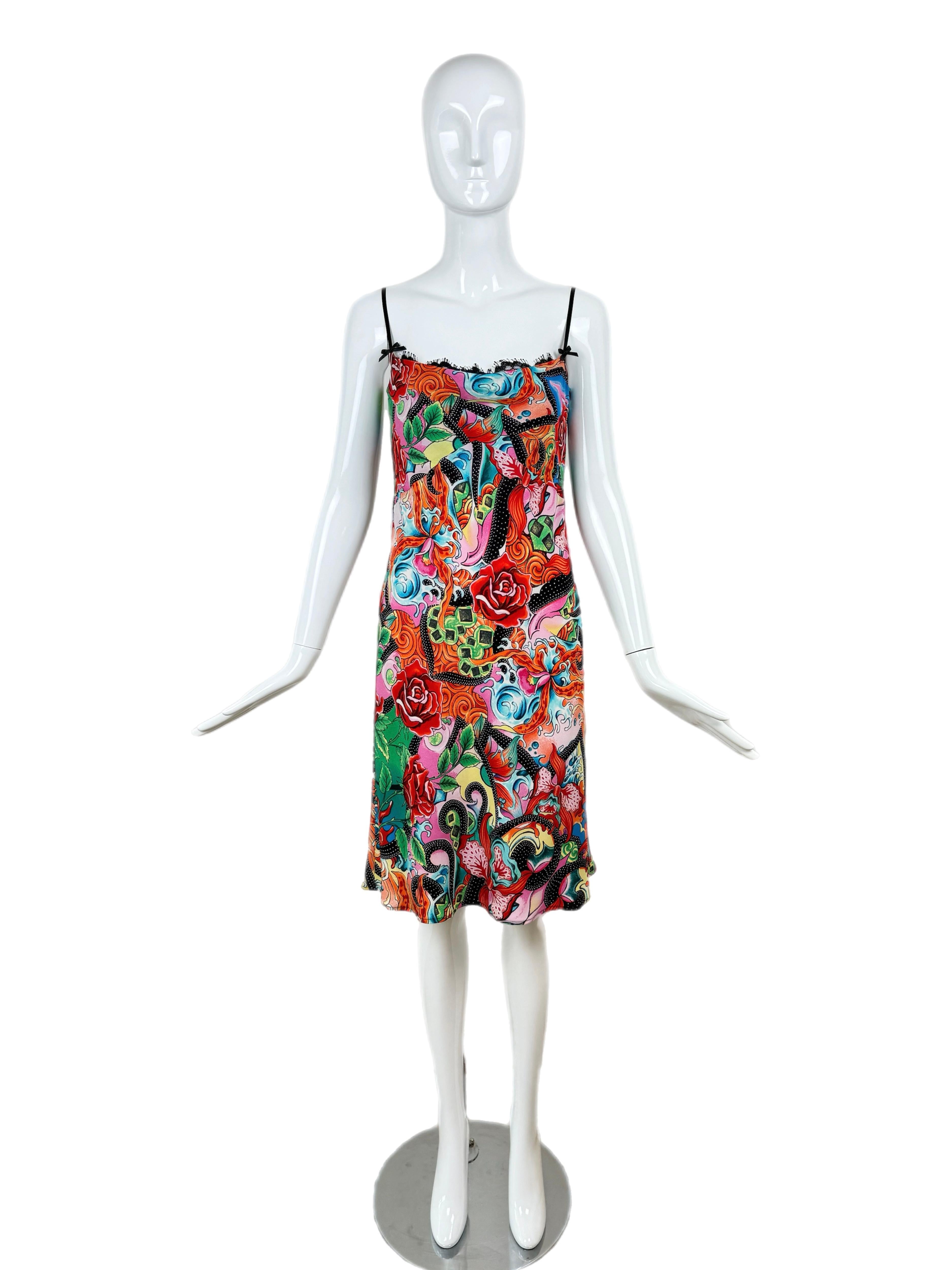 Escada
2000's
Vintage By
Wahnsinnig leuchtende Farben und Muster
Schleifen an jedem zarten Schulterriemen
Rundhalsausschnitt mit schwarzer Spitze zum Durchgucken
Schlüpft über, aber Knöpfe sind auch funktionell
100% Seide
DE34
Unverfälscht
Maße in