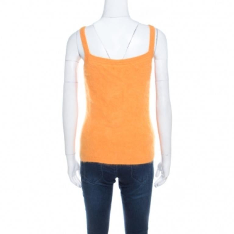 Für warme Tage bietet Escada dieses Fuzzi-Tanktop aus einer Angoramischung mit Seidenfutter an. Das gelbe Top ist sowohl weich als auch plüschig und kann unter Strickjacken oder Mänteln getragen werden.