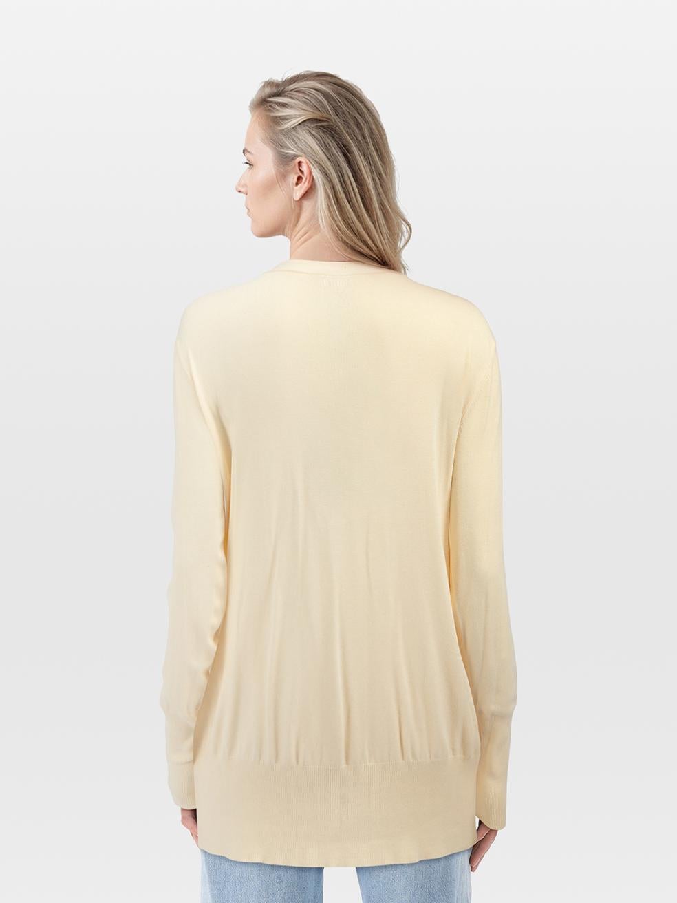 CONDIZIONE: mai indossato, con cartellini. Il cardigan non presenta segni di usura visibili su questo nuovo articolo di rivendita firmato Escada.
 

 

 

 Dettagli
 

 

 Giallo
 

 Viscosa
 

 Cardigan a maglia
 

 Maniche lunghe
 

 Lunghezza