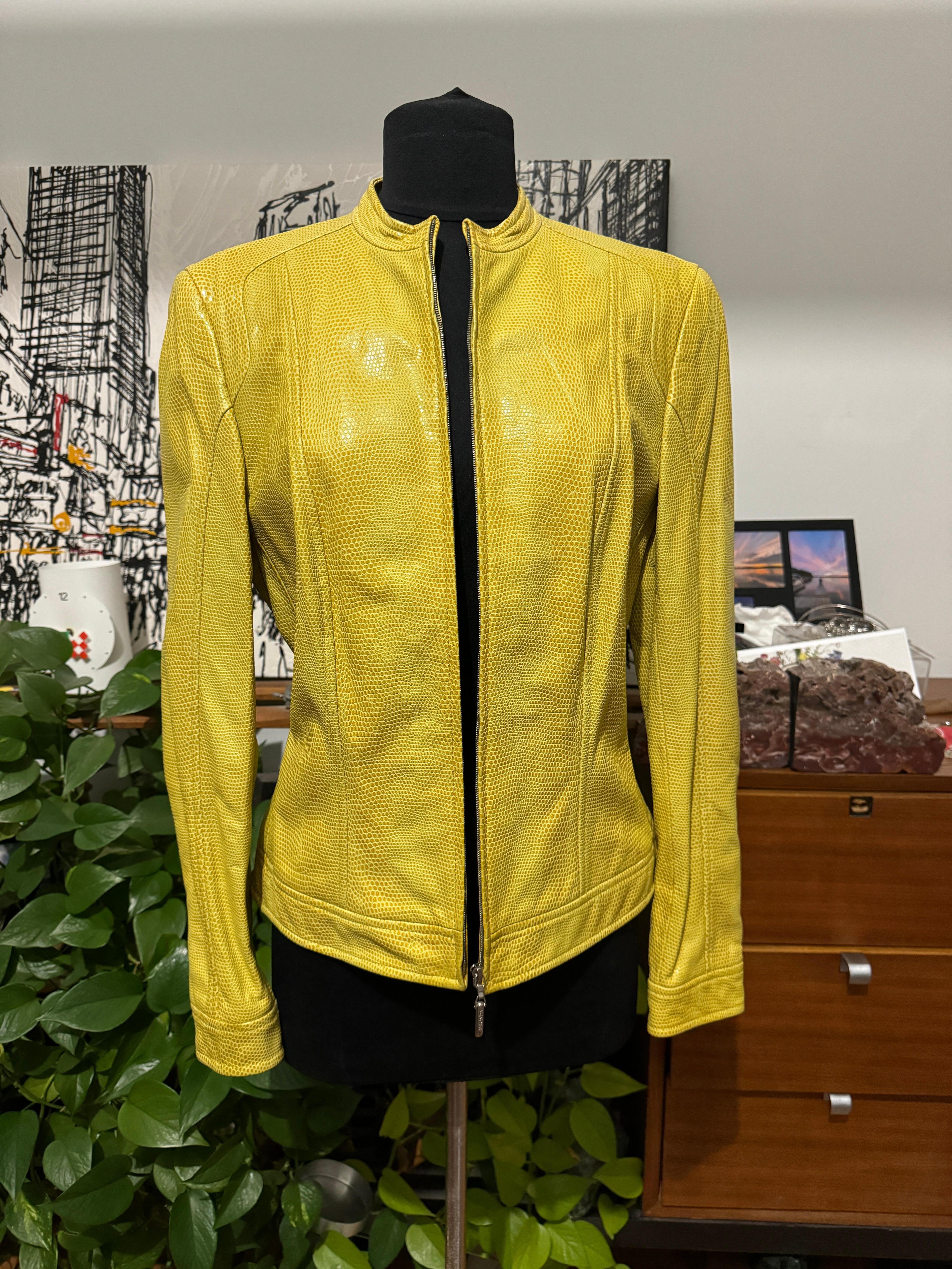 Veste ajustée Escada en cuir jaune embossé reptile, neuve avec étiquettes, années 1990 en vente 6