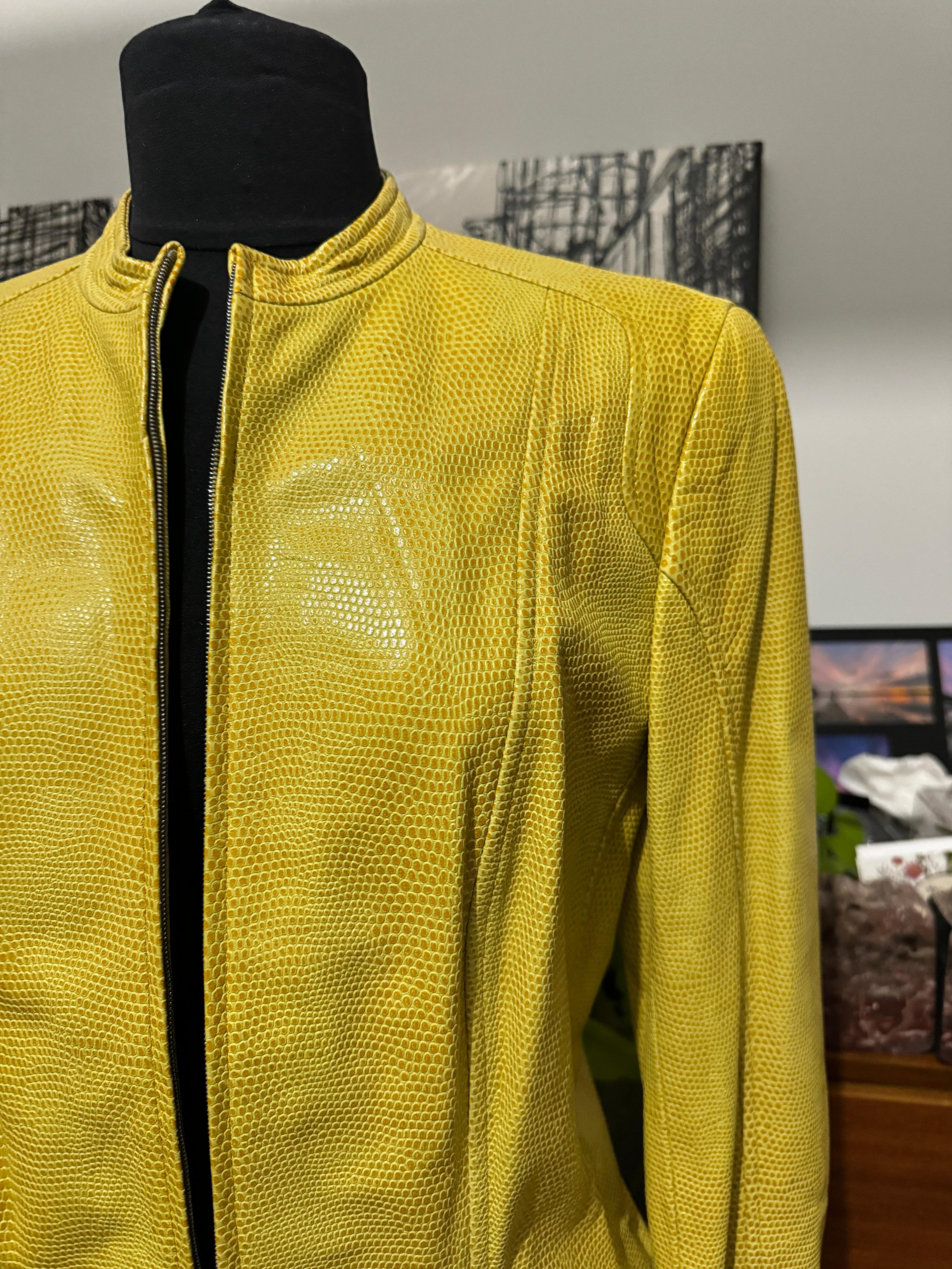 Veste ajustée Escada en cuir jaune embossé reptile, neuve avec étiquettes, années 1990 en vente 7