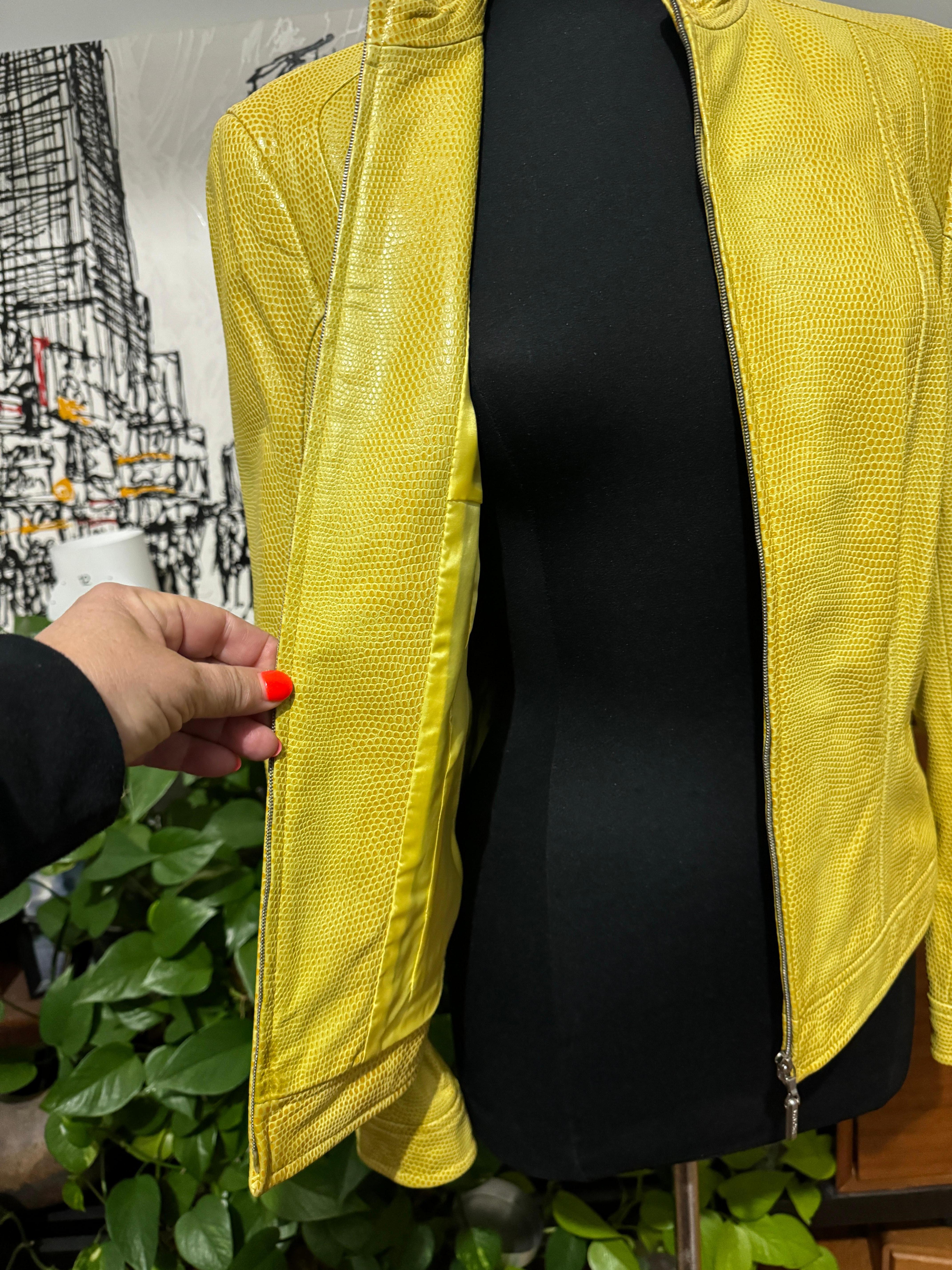 Veste ajustée Escada en cuir jaune embossé reptile, neuve avec étiquettes, années 1990 en vente 8