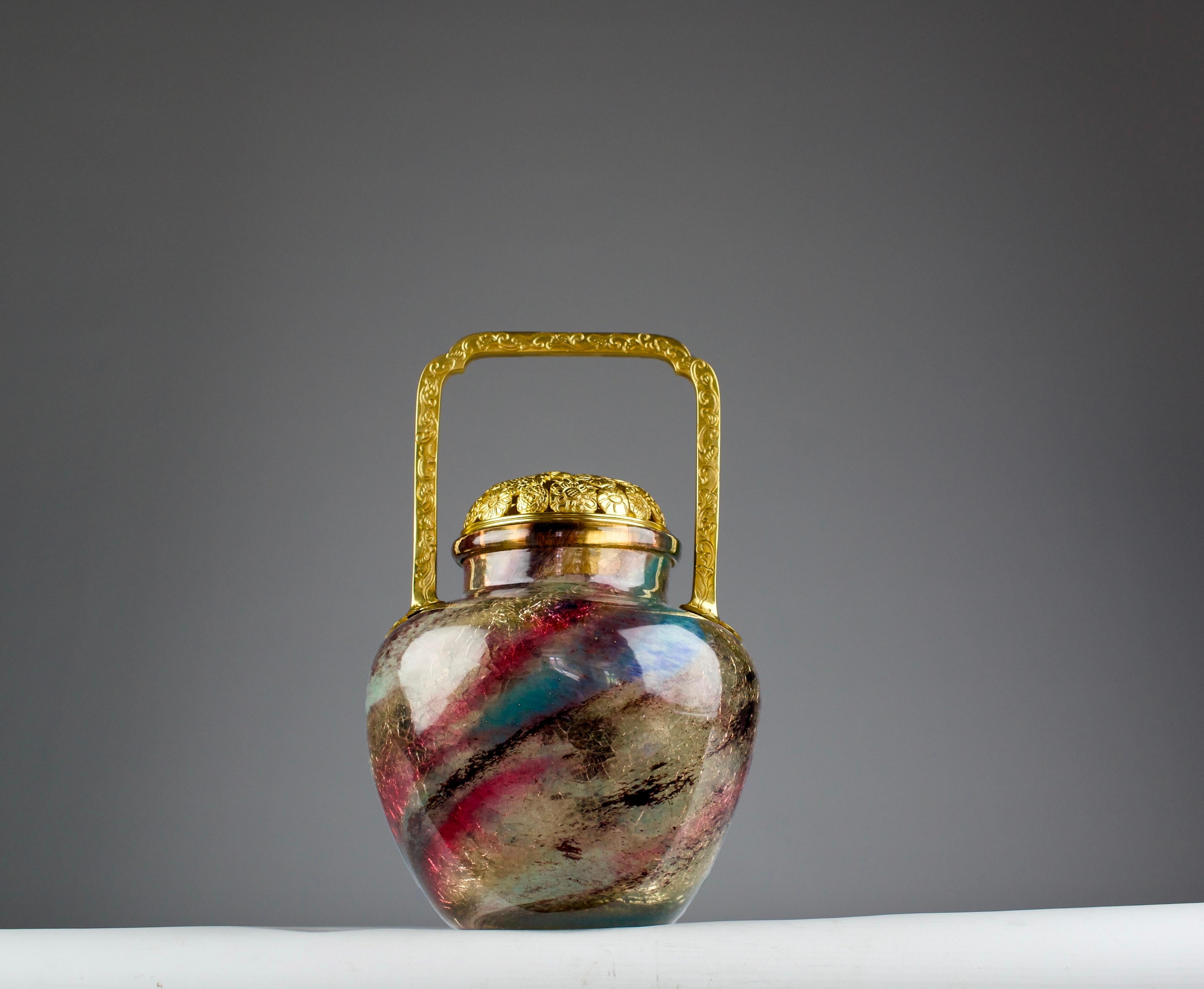 Magnifica collaborazione tra i rinomati vetrai Ernest-Baptiste Leveillé e François-Eugène Rousseau, questa squisita urna pot-pourri è una testimonianza dello stile del periodo del giapponismo di cui sono stati pionieri. Venduto dalla prestigiosa