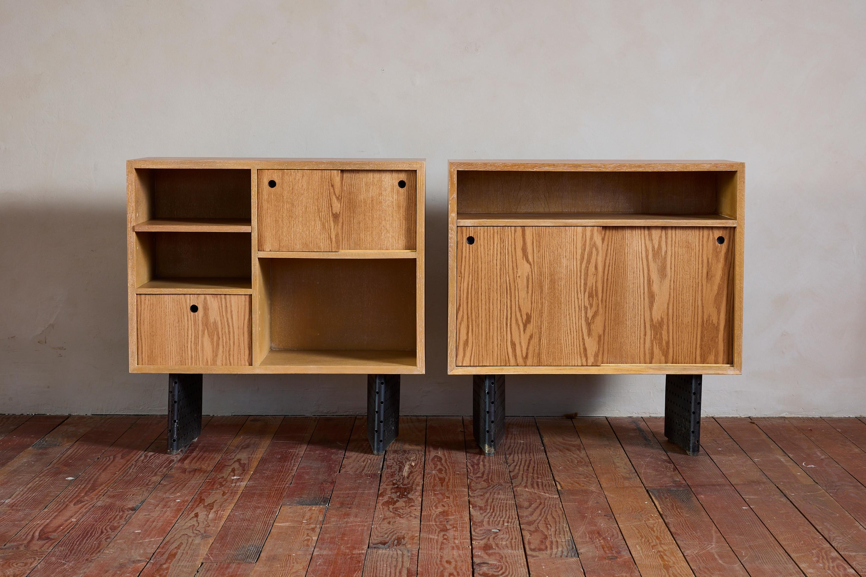 Raro mobile Escande prodotto da Marcel Yvroud per Cité Universitaire, Antony, Francia, circa 1954. Cornici in rovere cerato con ante scorrevoli e librerie a nicchia aperte Gambe in metallo nero traforato 

Rifinito e restaurato