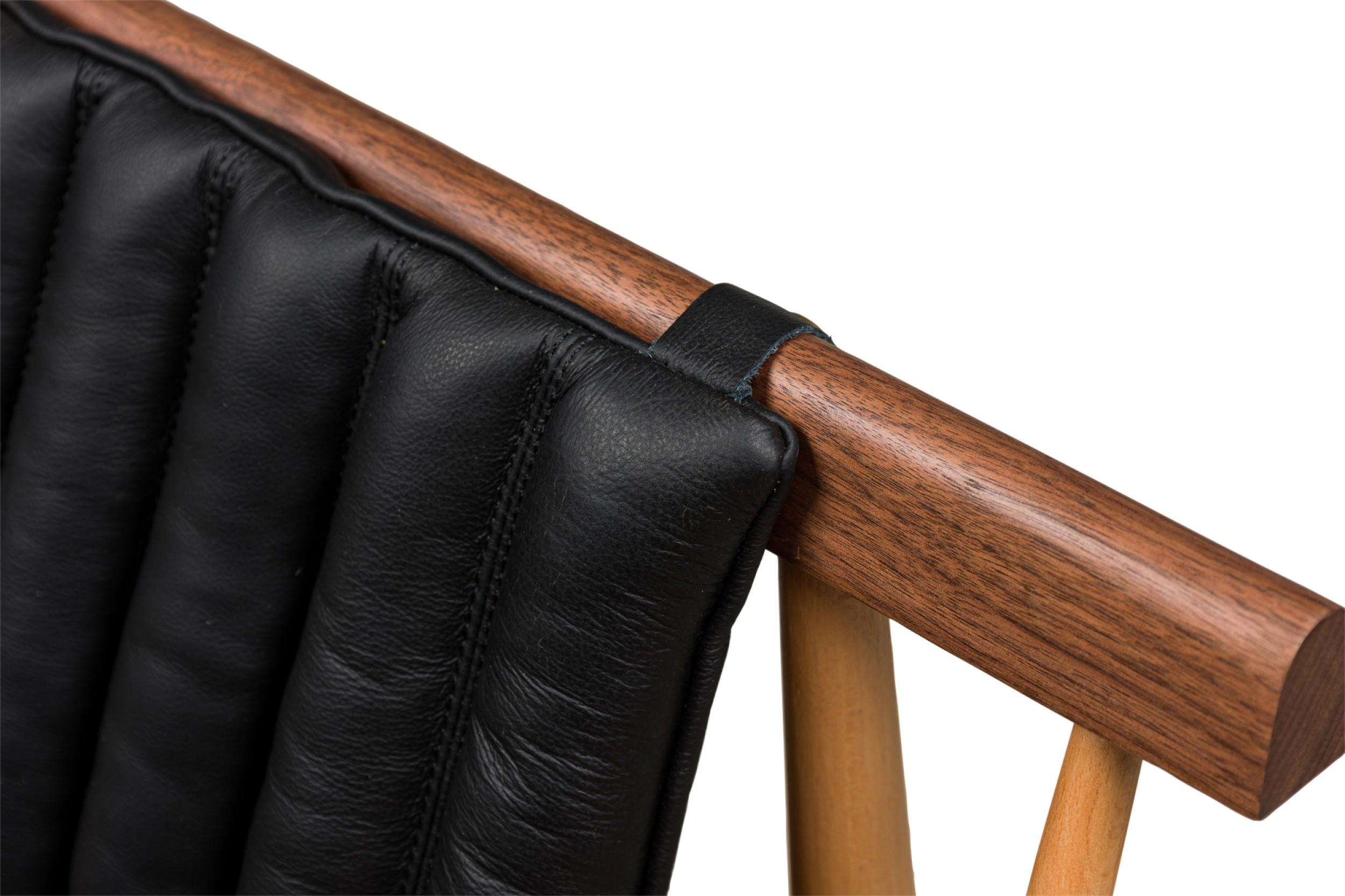 Bois Fauteuil en cuir Escandi en vente