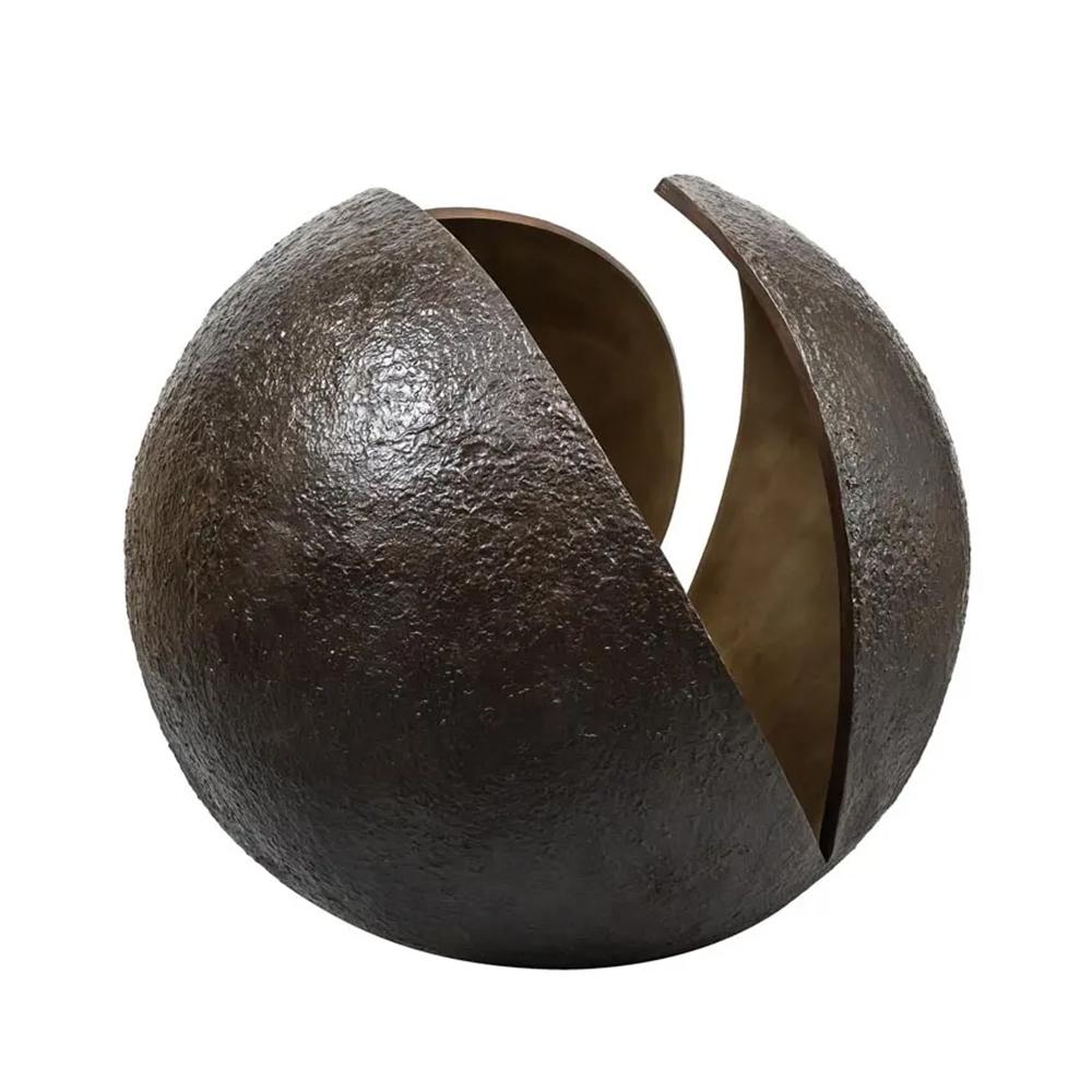 Sculpture Escape Bronze all in solid
bronze in brown bronze finish. Inside
in raw polished bronze finish.