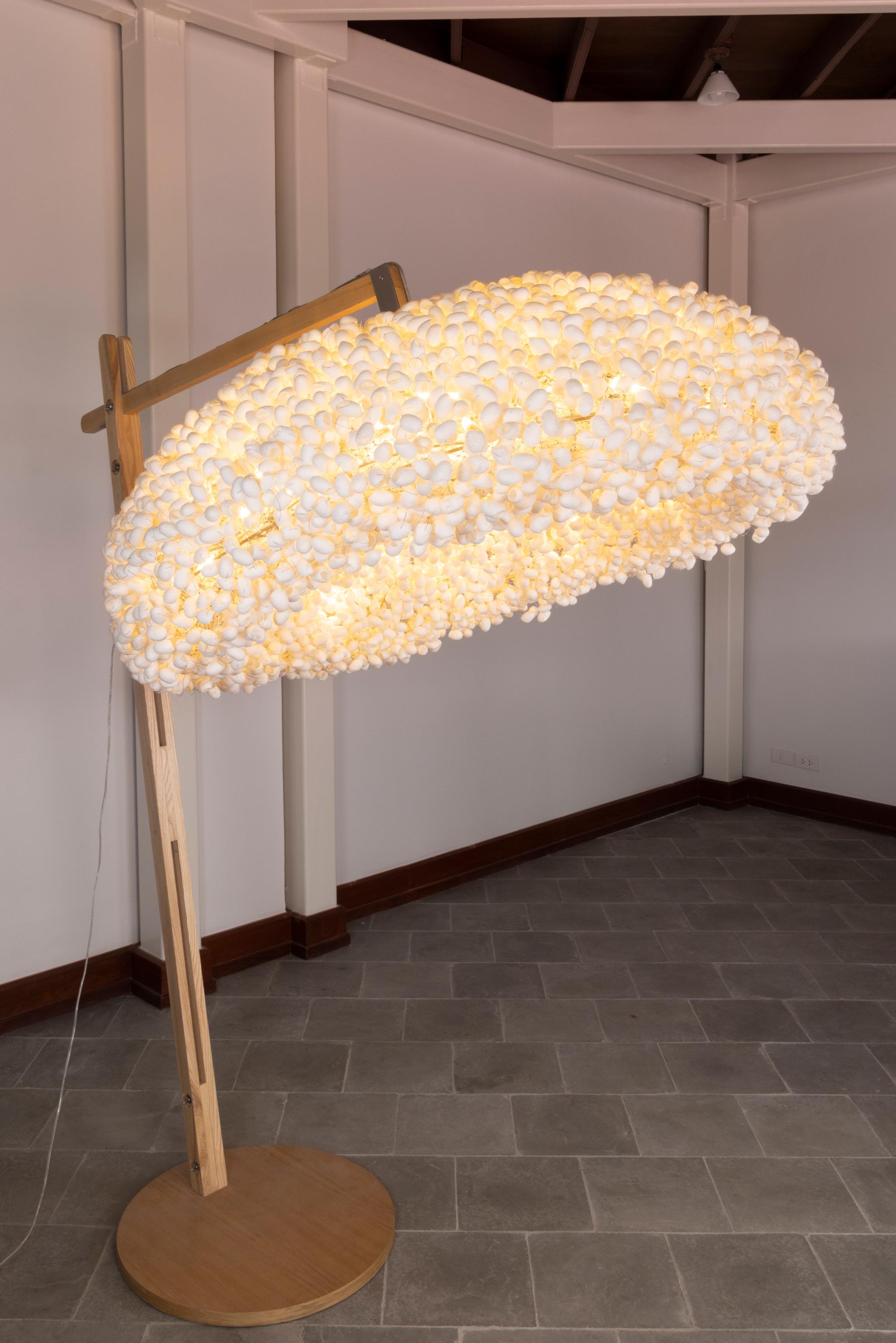 Lampadaire Escape d'Ango, lampadaire en soie matelassé à la main en forme de cocon
Le lampadaire Escape avec une base en bois de frêne est développé à partir de la série de cinq Transceiver Spaces de la Biennale de design de Gwangju 2017, en Corée