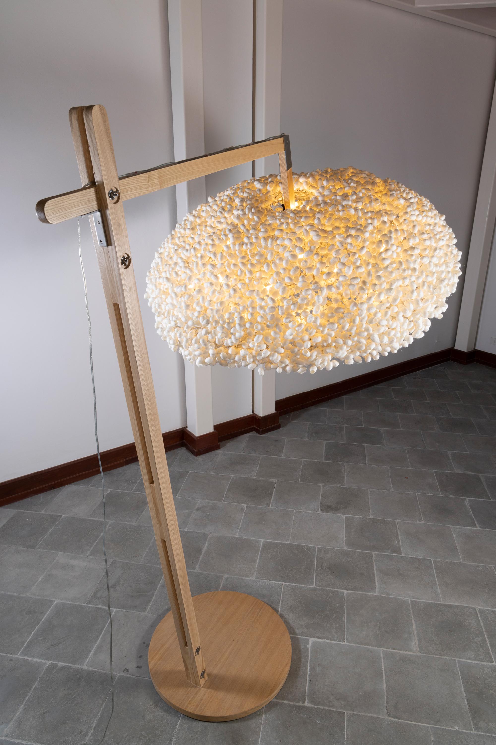 Organique Lampadaire Escape d'Ango, lampadaire en soie matelassé à la main en forme de cocon en vente