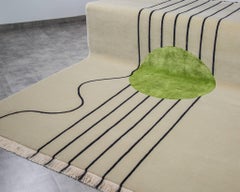 Tappeto in lana color crema con linee e cerchio verde in seta di Cecilia Setterdahl per Carpets CC