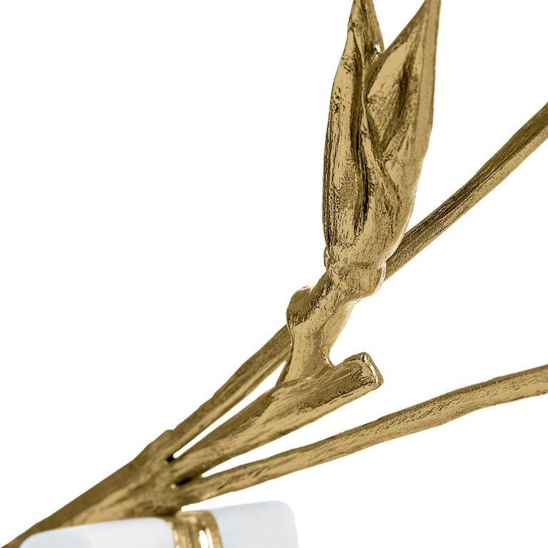 Escape es una pieza escultórica que evoca poéticamente la imagen de una flor de Heliconia, aparentemente suspendida en el tiempo, anclada en una sólida y elegante base de mármol. Esta flor, conocida por su llamativa silueta, su exótico encanto y su