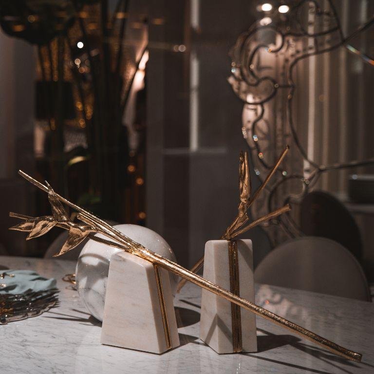 Escape - Escultura de Heliconia con base de mármol y diseño elegante Portugués en venta