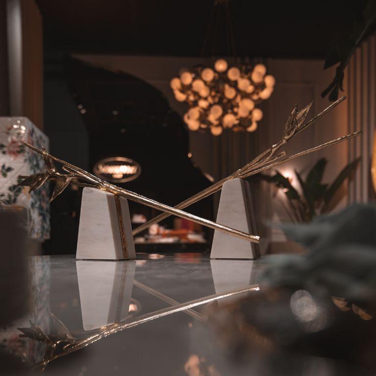 Escape - Escultura de Heliconia con base de mármol y diseño elegante en Nuevo estado para la venta en Porto, PT