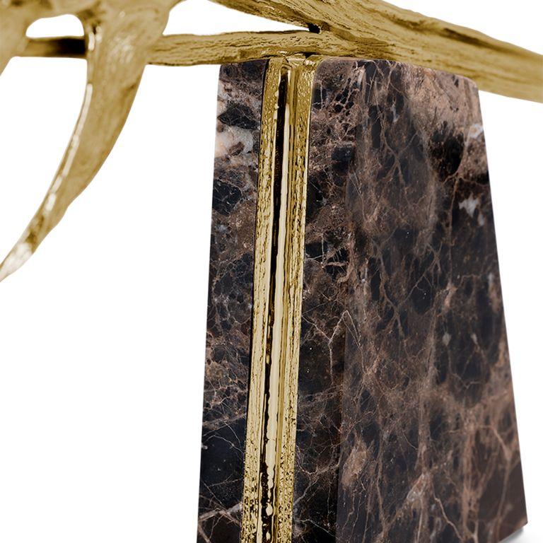 Eleg è una scultura sorprendente che evoca l'eleganza di un fiore delicatamente sospeso in una base di marmo. Ispirato all'Heliconia, nota per la sua forma unica e audace, questo pezzo cattura ogni dettaglio intricato, mettendo in mostra la sua
