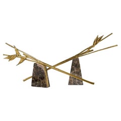Escape è una scultura e un centrotavola in marmo Emperador con due pezzi.