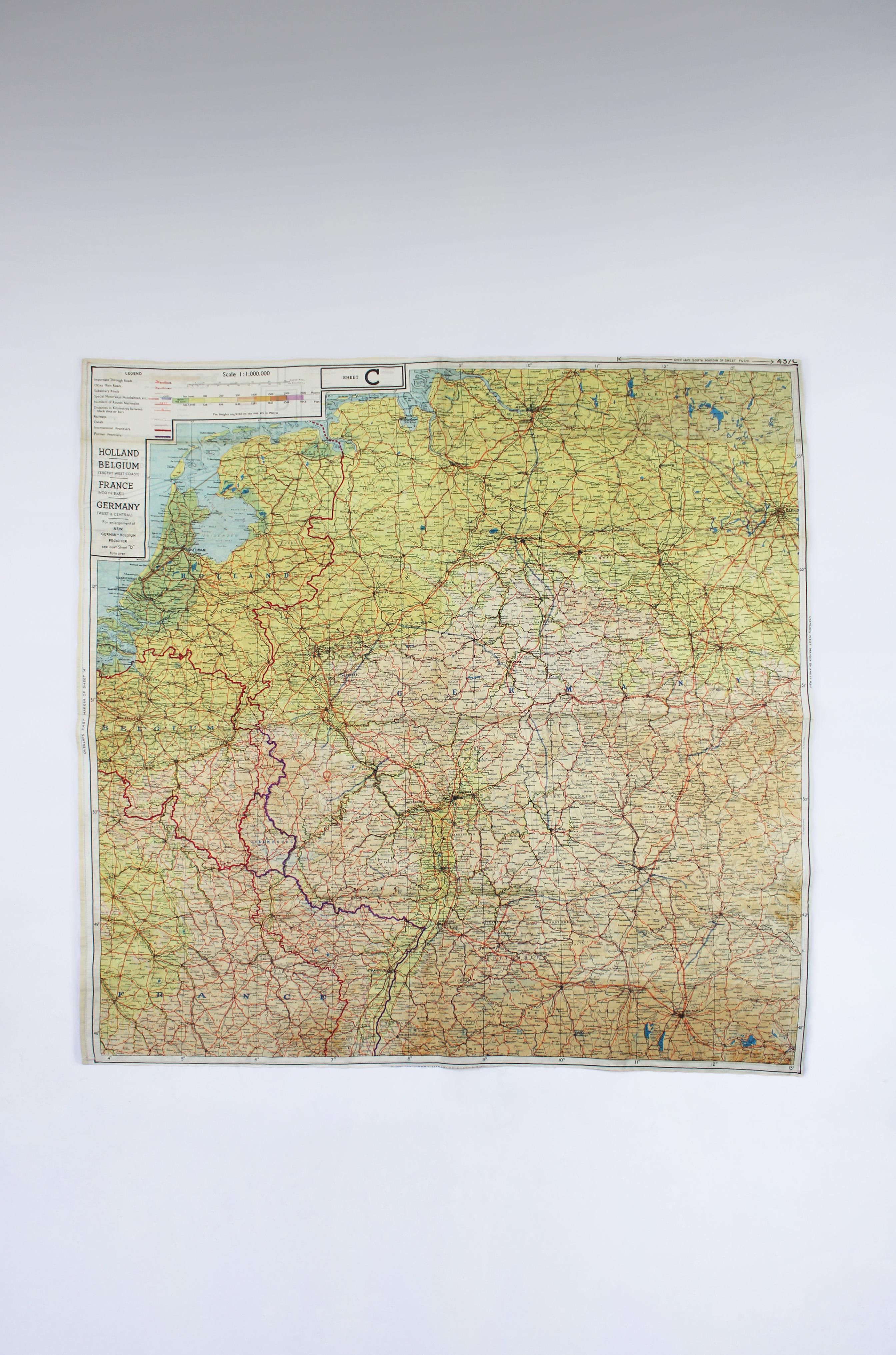 Escape Karte & Schal World War 2 Britische Armee RAF 2 Seiten farbige Seide UK 1940 (Gewebt) im Angebot