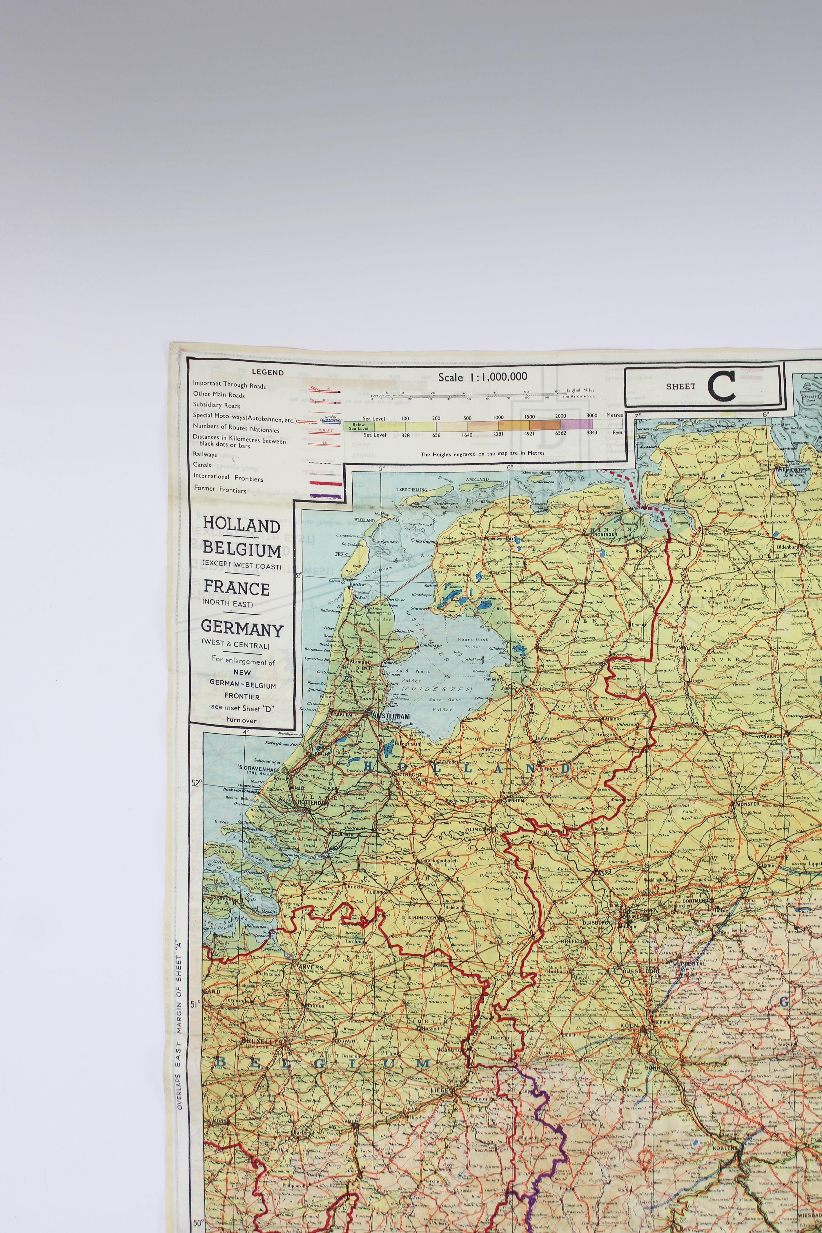 Escape Karte & Schal World War 2 Britische Armee RAF 2 Seiten farbige Seide UK 1940 im Zustand „Gut“ im Angebot in Antwerpen, BE