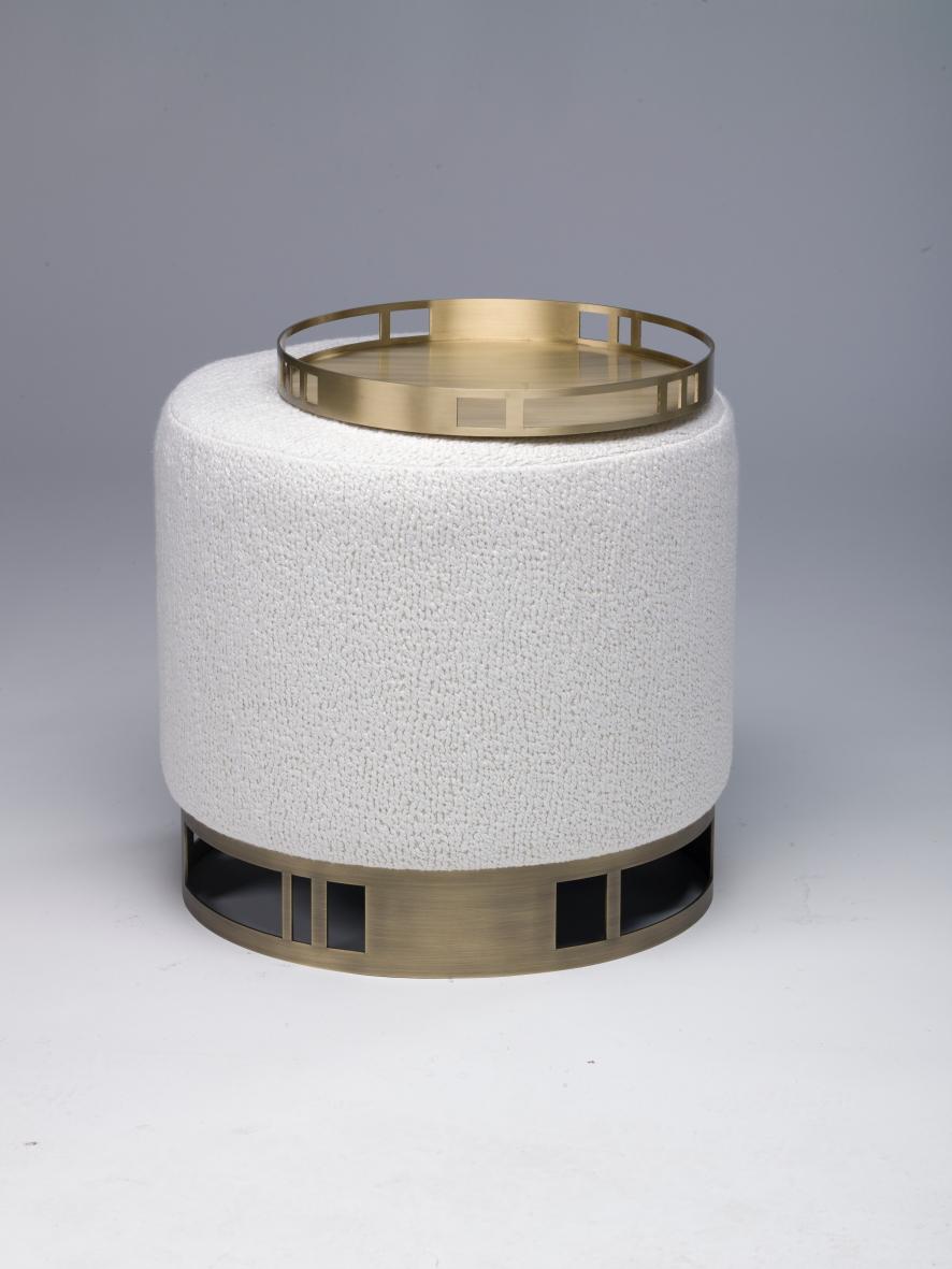 Escape Hocker, in Hellbronze, handgefertigt in Portugal von Duistt

Der Hocker ESCAPE wurde mit speziellem Stoff und hellen Bronzedetails mit zarten Schnittlinien elegant gestaltet. Die Details dieser exquisiten Struktur sind in gebürstetem Messing,