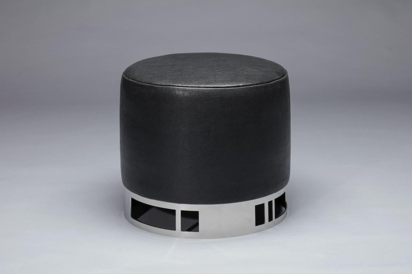 Tabouret Escape, en acier inoxydable et cuir, fabriqué à la main au Portugal par Duistt

Le tabouret ESCAPE a été élégamment conçu avec un tissu en cuir et une base en acier inoxydable aux lignes de coupe délicates. Les détails de cette structure