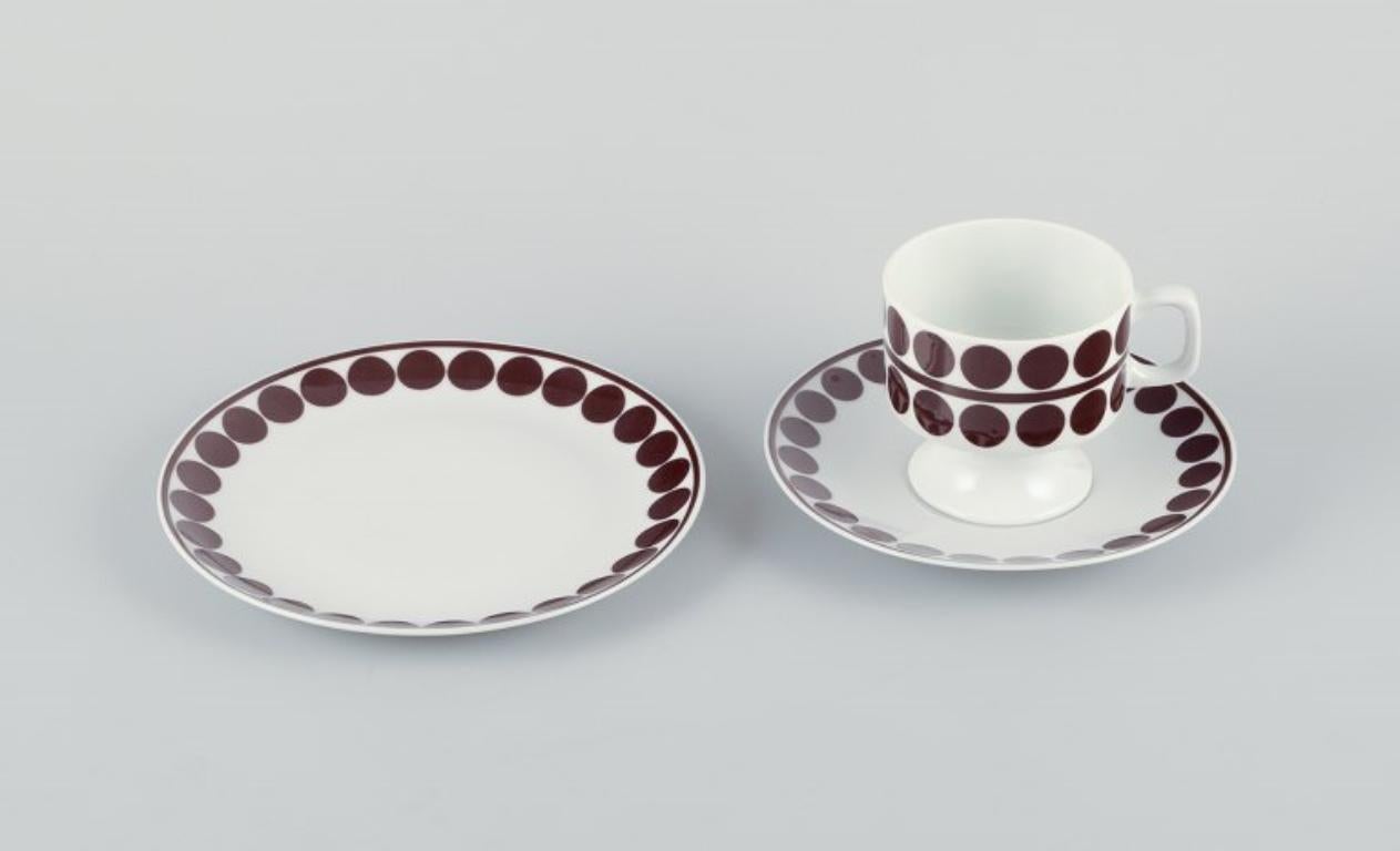 Eschenbach, Germany, a five-person retro coffee set in porcelain.
Designed with brown dots.
From the 1970s.
Marked.
In perfect condition.
Cake plate: D 17.0 cm.
Coffee cup: H 7.3 cm x D 7.7 cm without handle.