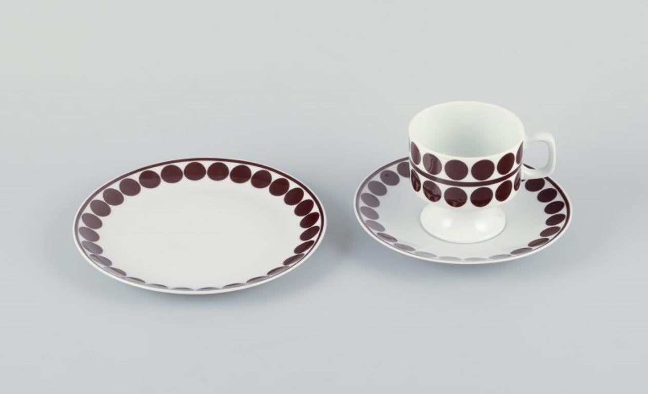 Eschenbach, Germania, un set da caffè retrò per cinque persone in porcellana.
Disegnato con puntini marroni.
Dagli anni '70.
Contrassegnato.
In perfette condizioni.
Piatto per torta: D. A. 17.0 cm.
Tazza da caffè: H. H. 7,3 cm x D. 7,7 cm senza