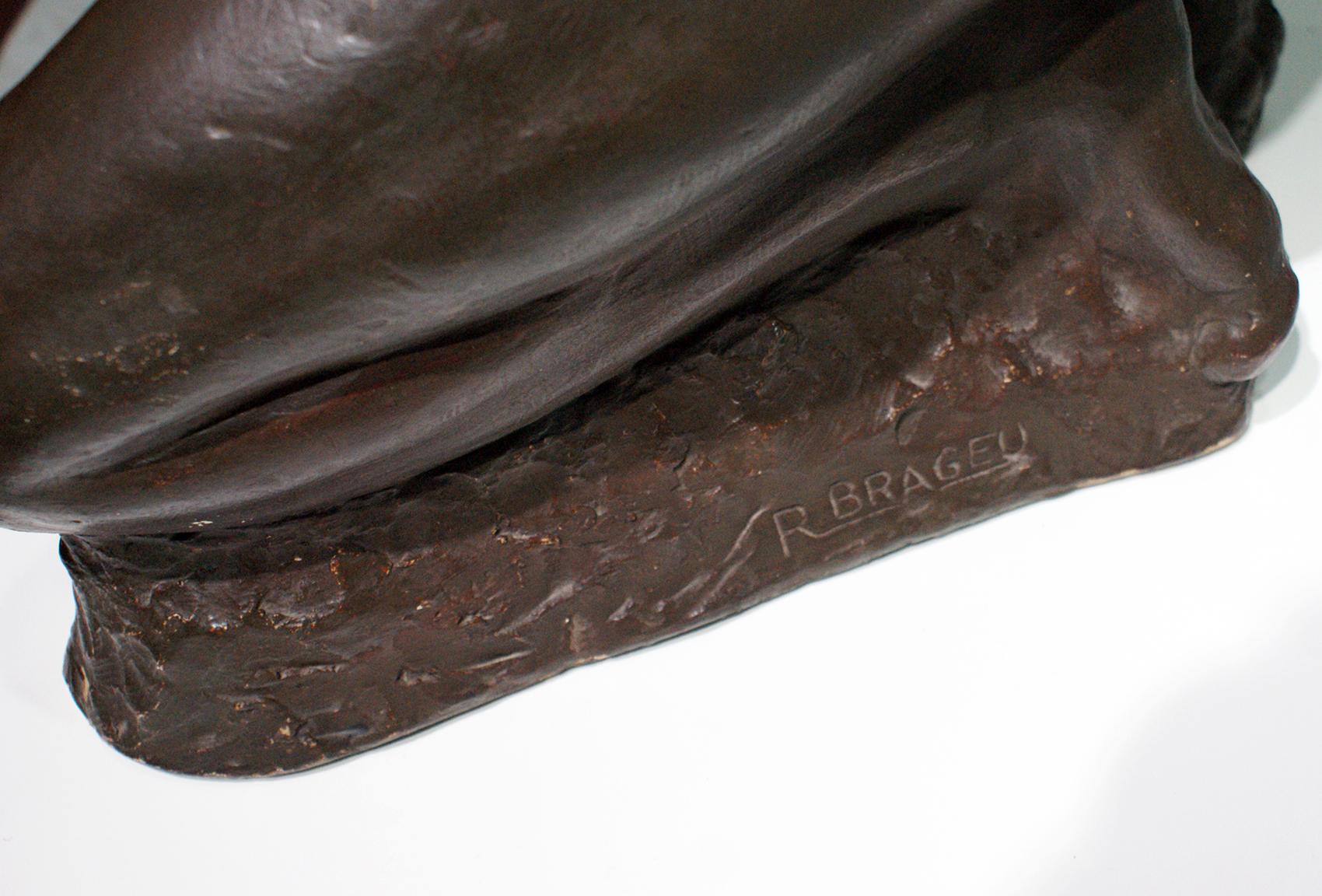 20ième siècle Sculpture d'esclave masculine nue en terre cuite de R.Brageu en vente