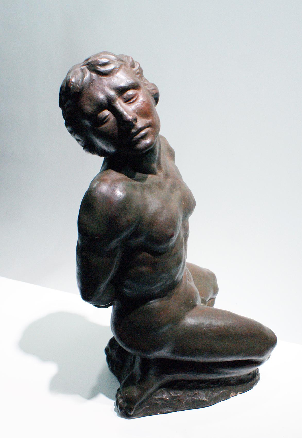 Sculpture d'esclave masculine nue en terre cuite de R.Brageu en vente 1