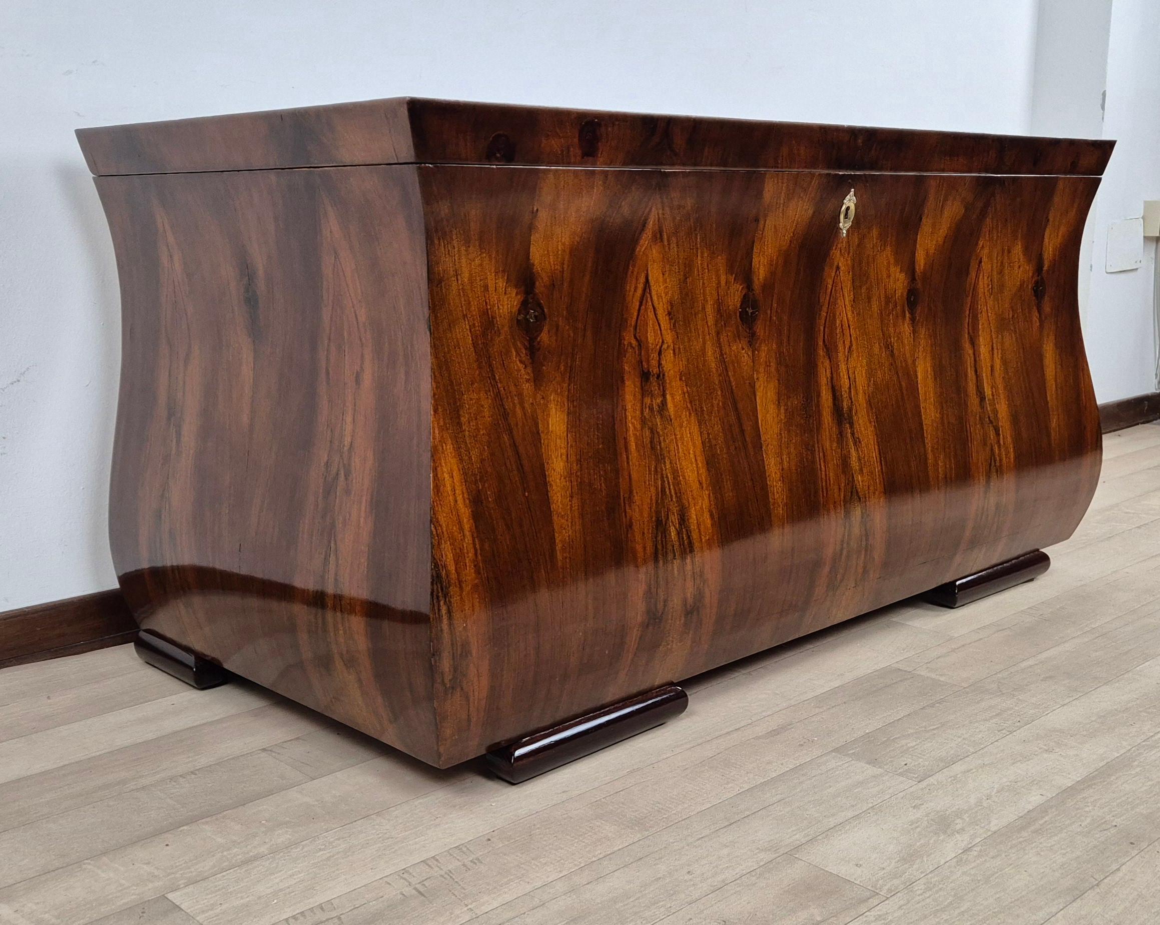 Directly from the country of the great Leonardo ( Vinci ) a spectacular Art Deco chest made entirely of Walnut Briar and Feather and Rosewood feet.
The bottom of the chest is made of white mulberry.
It is also called the 