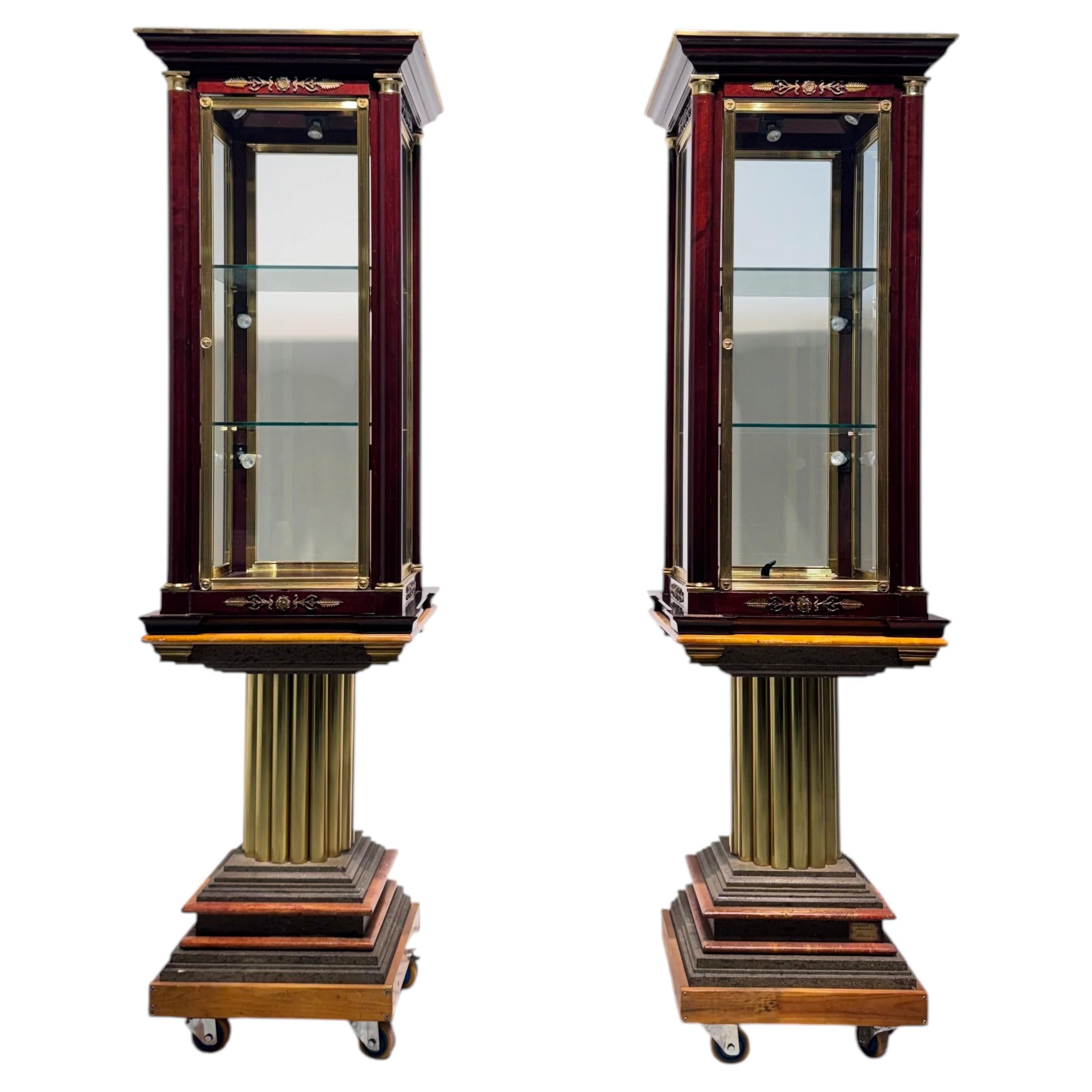 Esclusive Coppia di Vetrine Monumentali Gianni Versace Anni ‘80 in vendita