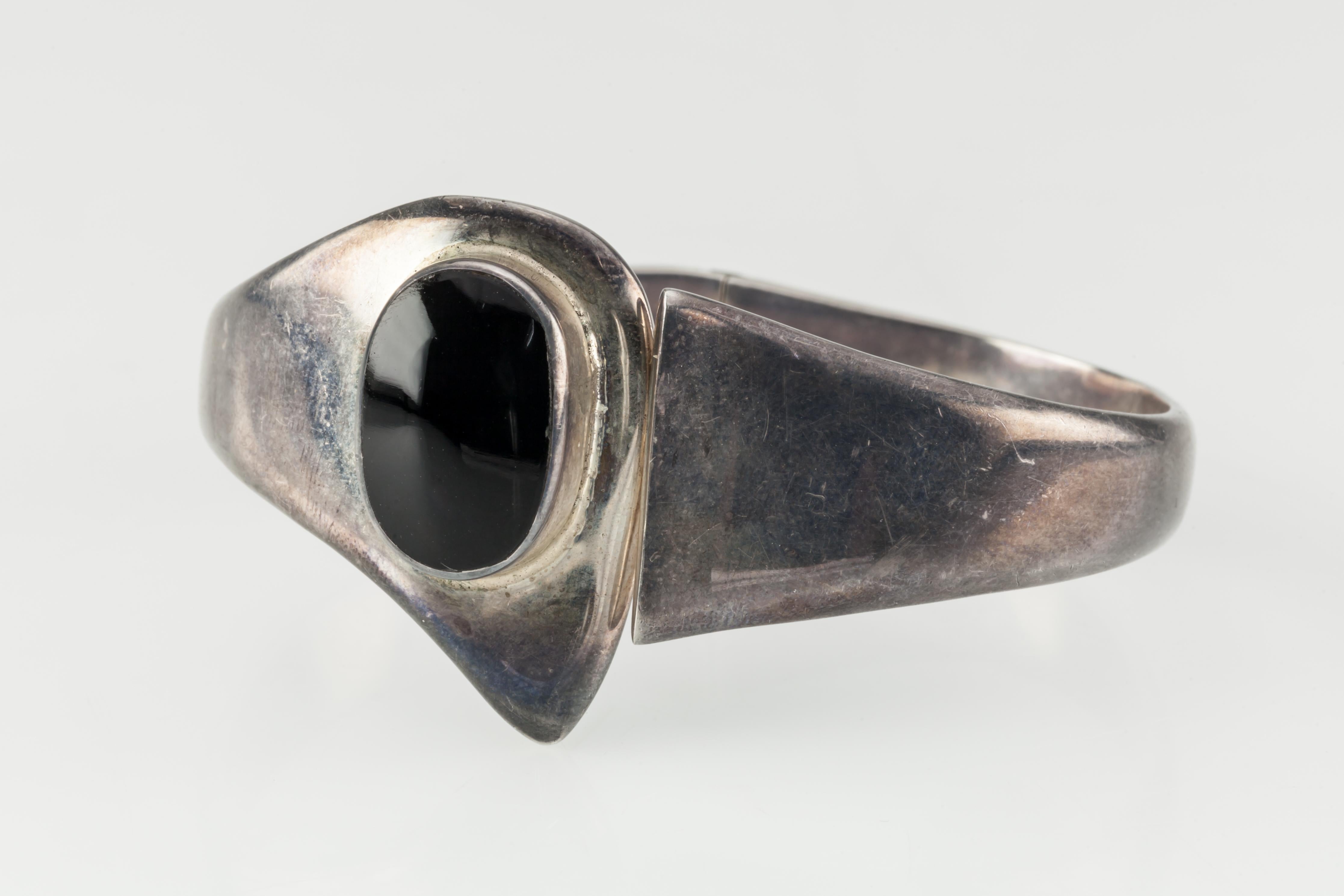 Cabochon Bracciale Clamper con cerniera e castone con cabochon di onice Escorcia in argento .950 in vendita