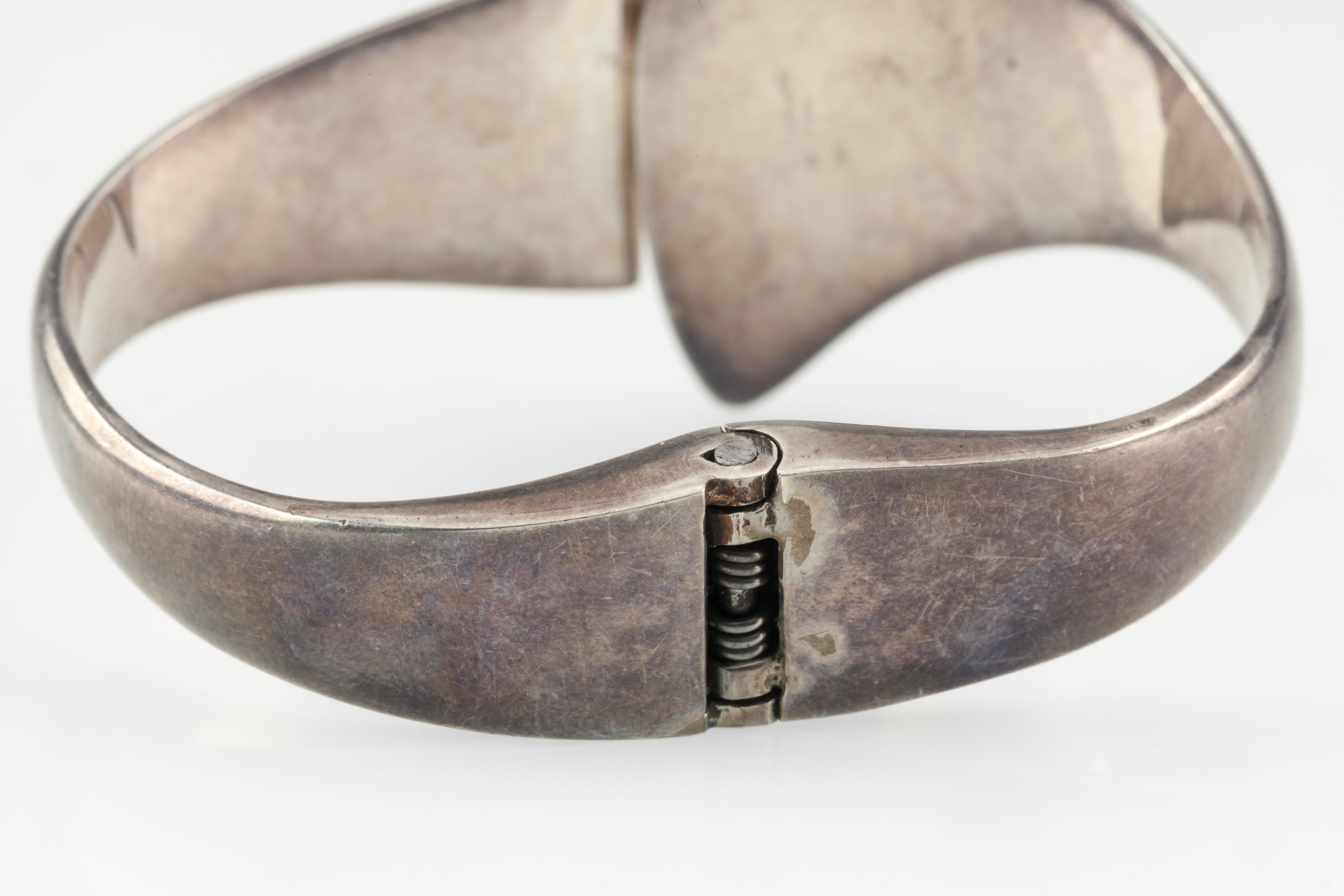 Bracciale Clamper con cerniera e castone con cabochon di onice Escorcia in argento .950 in vendita 1