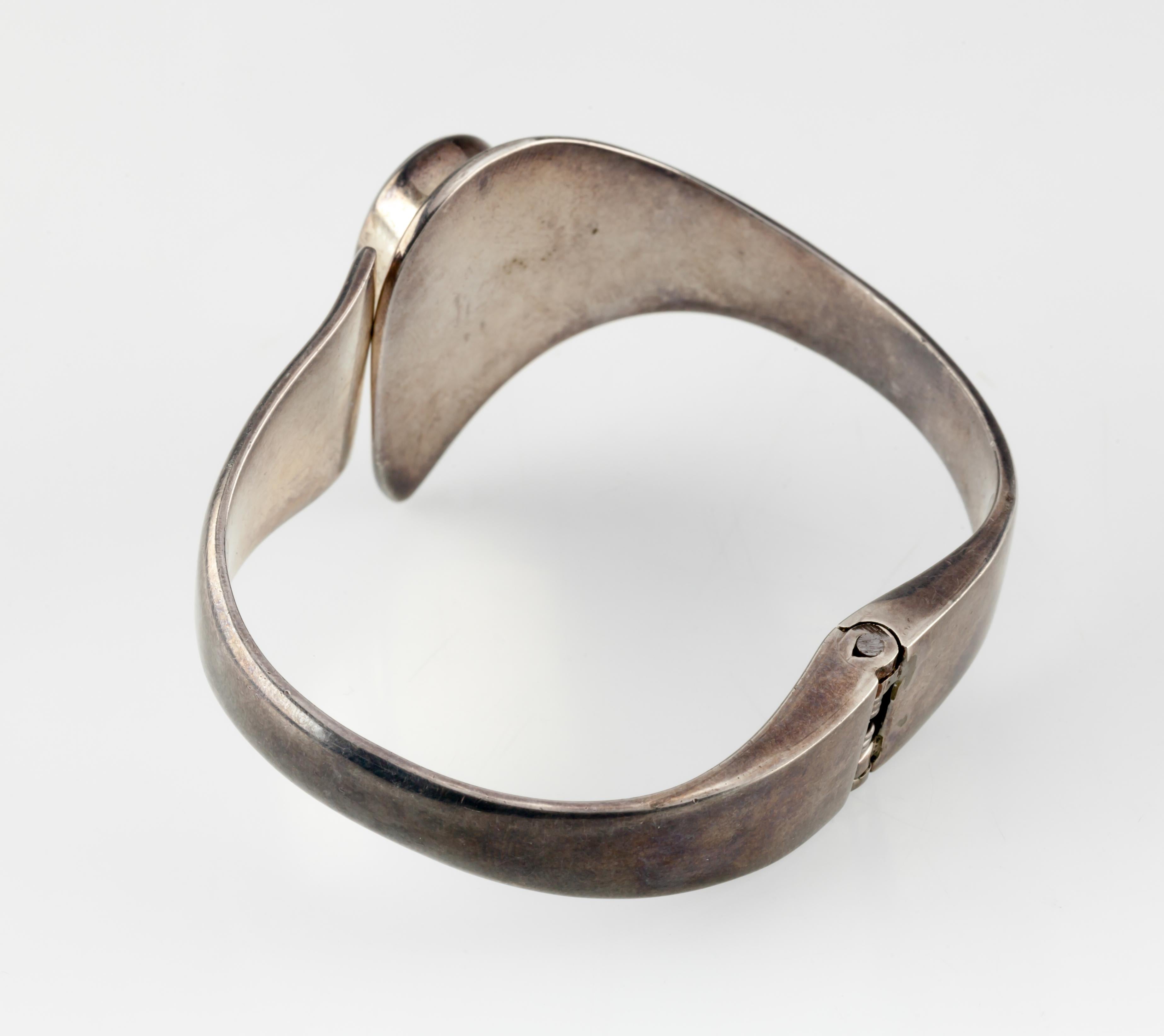Bracciale Clamper con cerniera e castone con cabochon di onice Escorcia in argento .950 in vendita 3