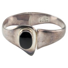 Escorcia Pulsera brazalete de plata 950 con bisagra y cabujón de ónix engastado en bisel