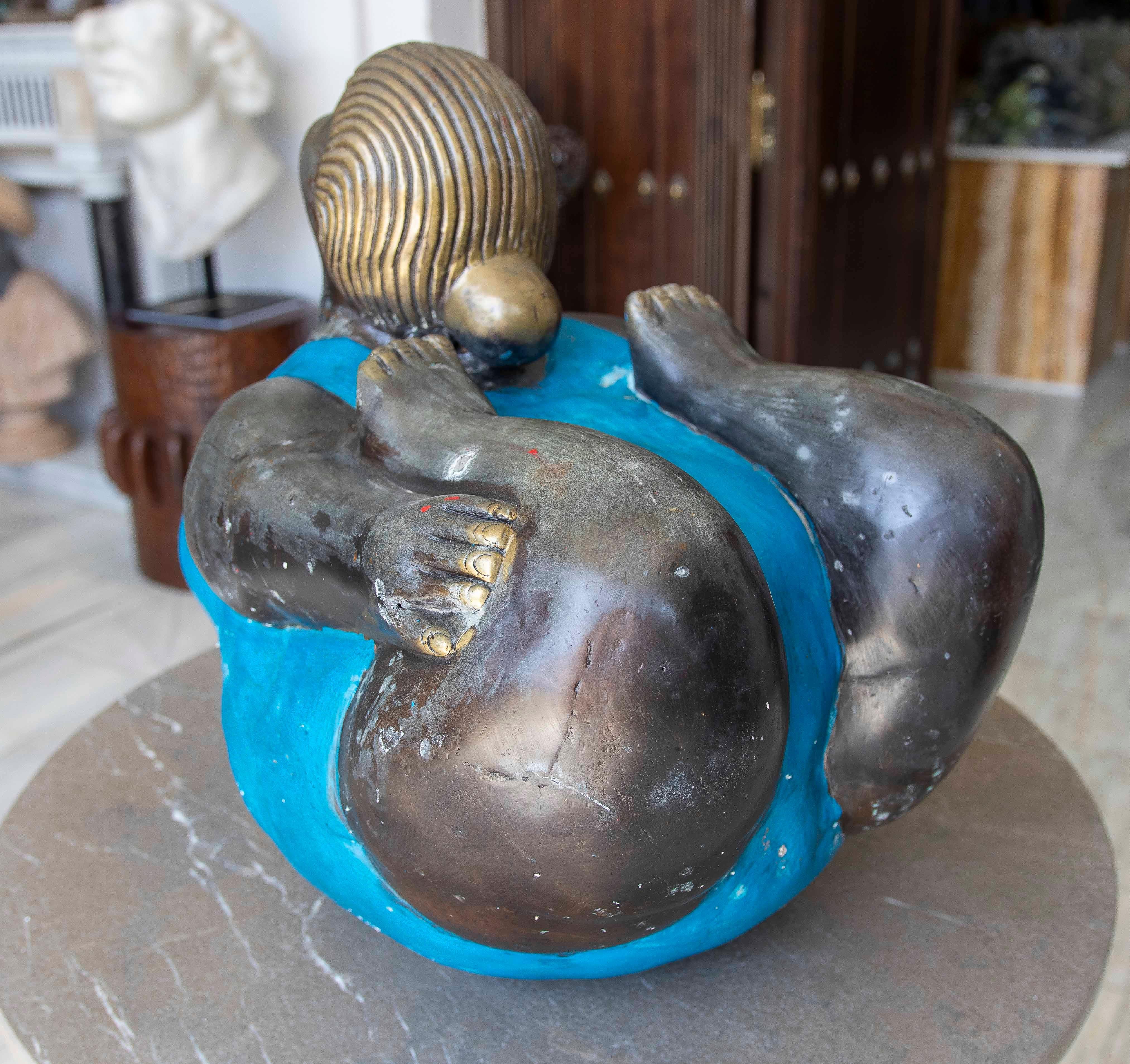 Escultura Contemporánea de bronce de Mujer con Traje de Baño Azul For Sale 3