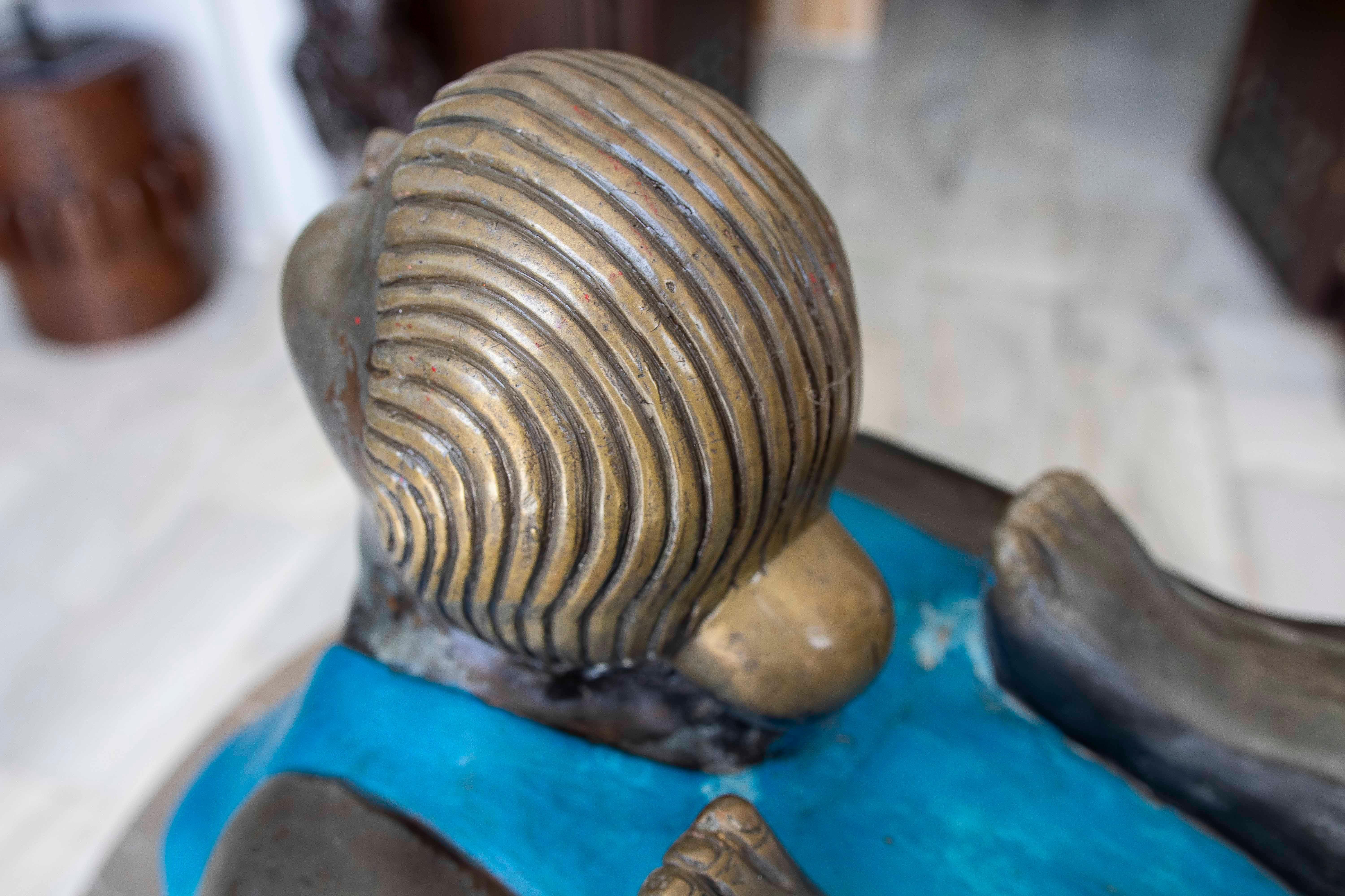 Escultura Contemporánea de bronce de Mujer con Traje de Baño Azul For Sale 4