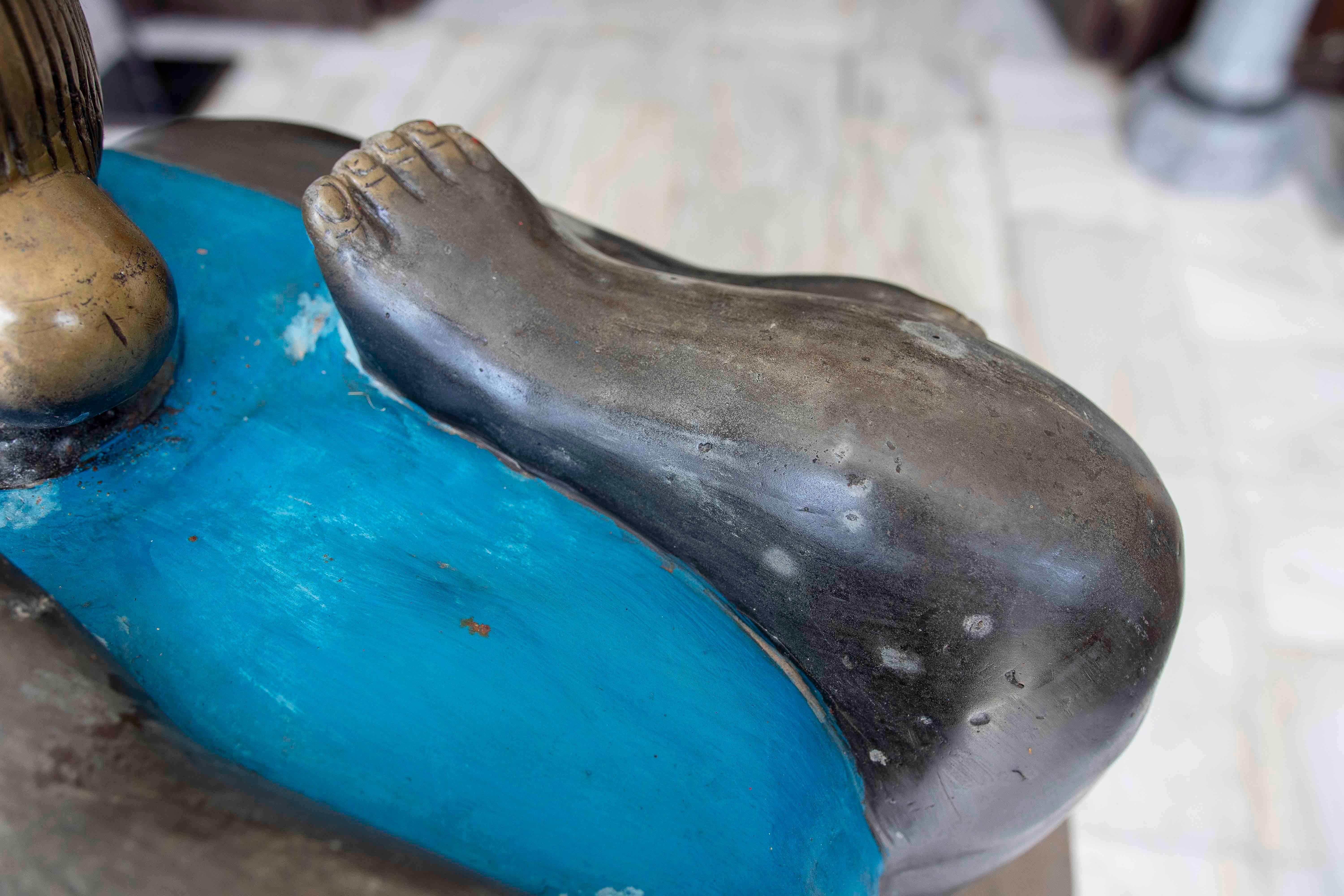 Escultura Contemporánea de bronce de Mujer con Traje de Baño Azul For Sale 5