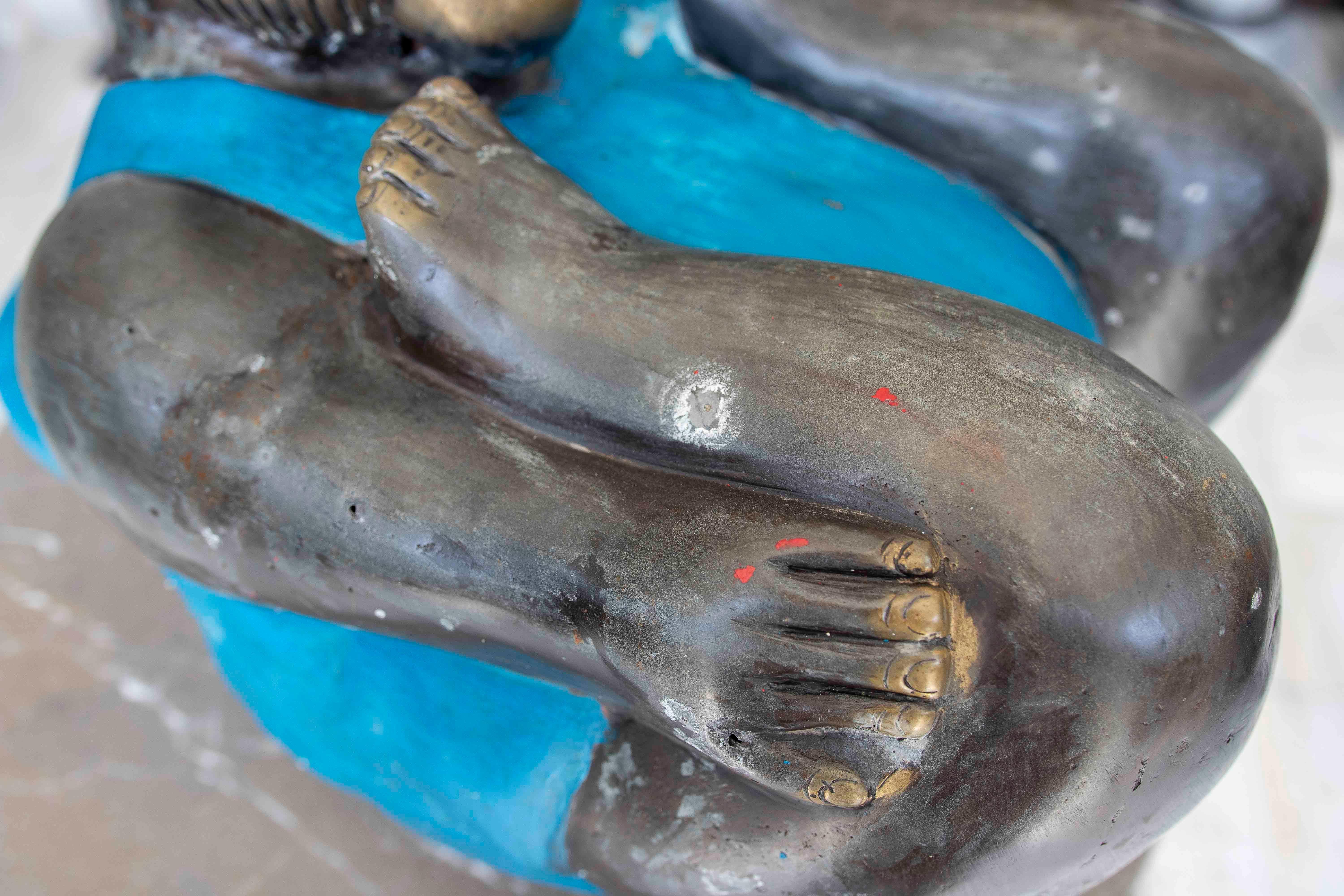 Escultura Contemporánea de bronce de Mujer con Traje de Baño Azul For Sale 6