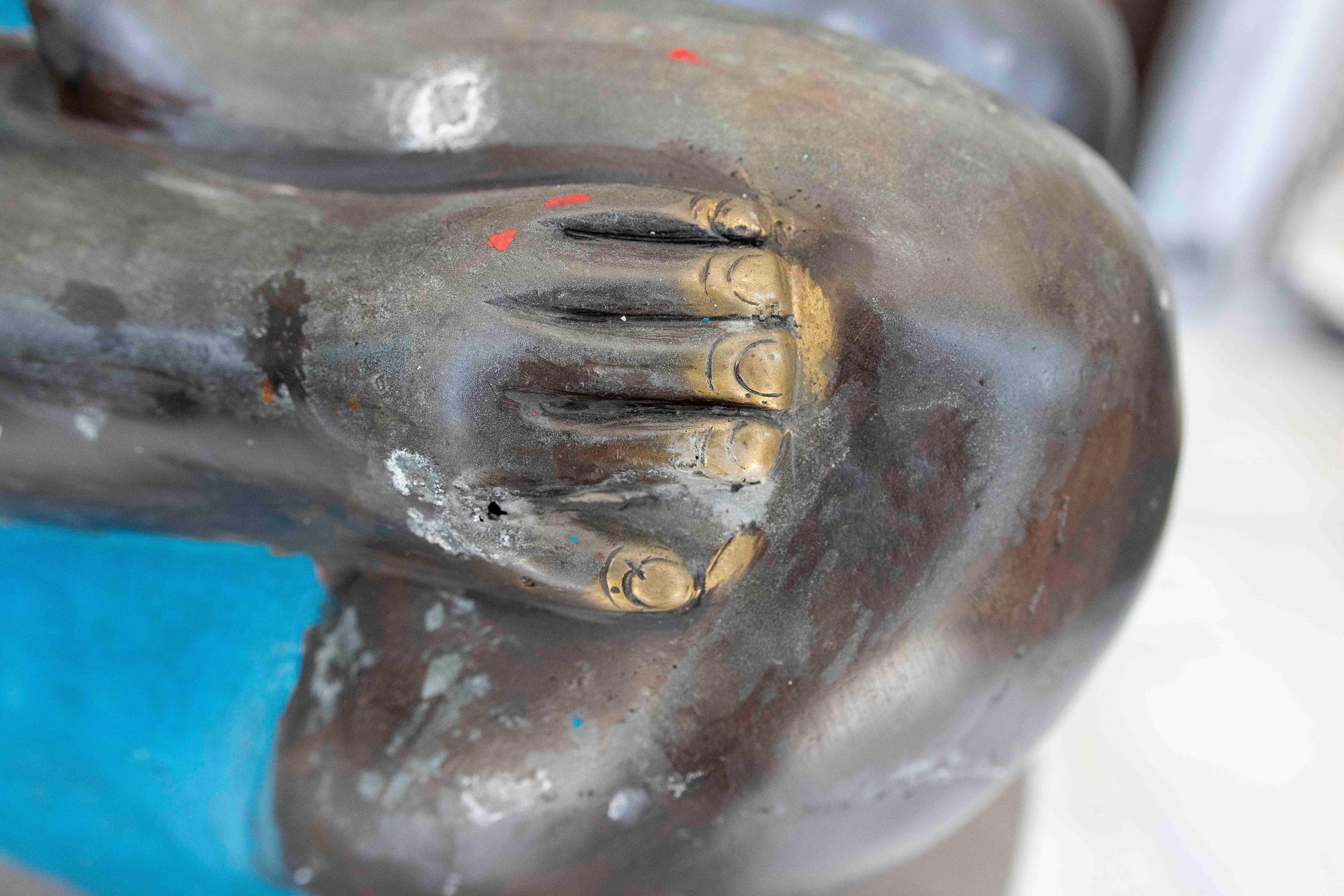 Escultura Contemporánea de bronce de Mujer con Traje de Baño Azul For Sale 7