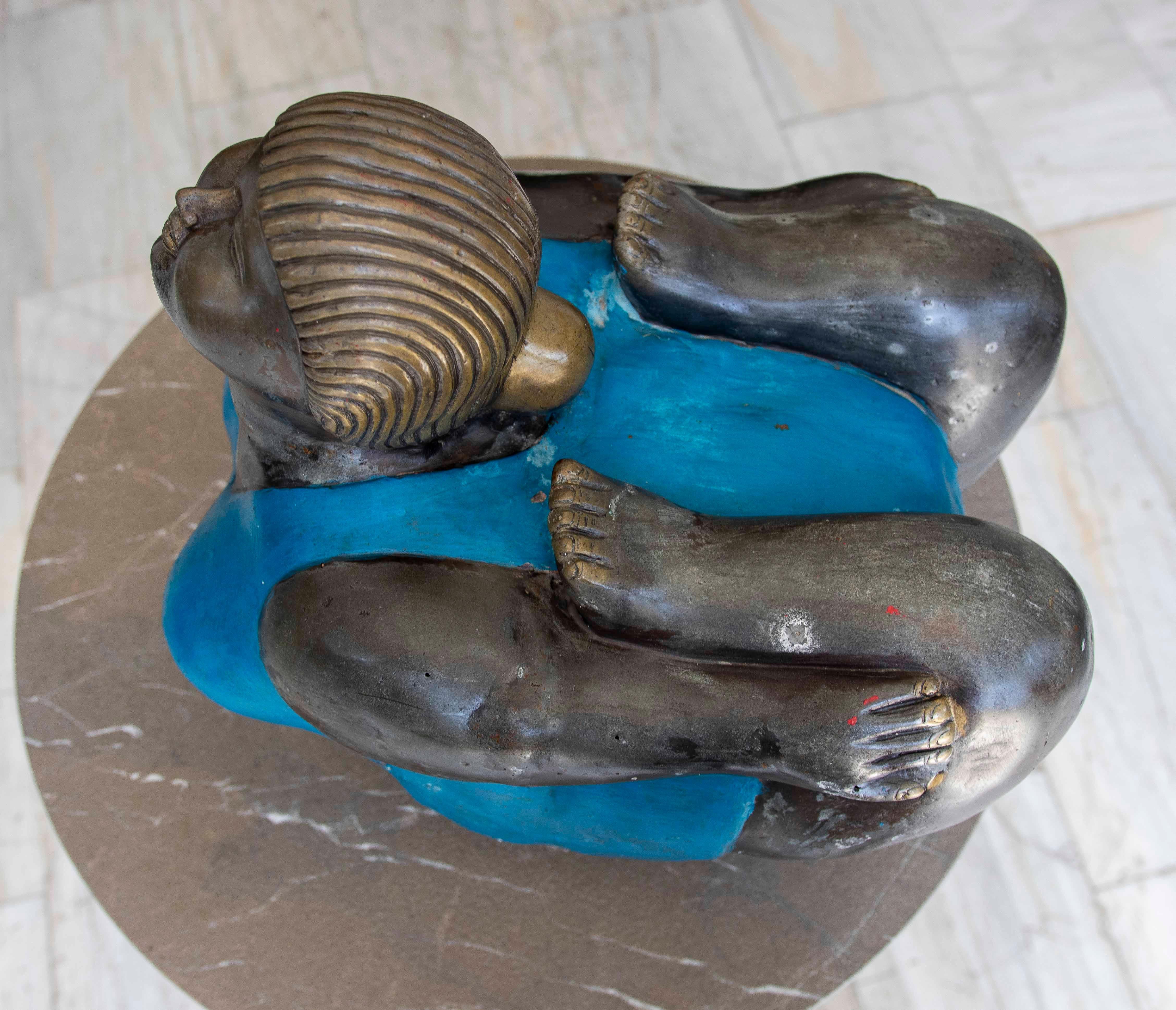 Escultura Contemporánea de bronce de Mujer con Traje de Baño Azul For Sale 8