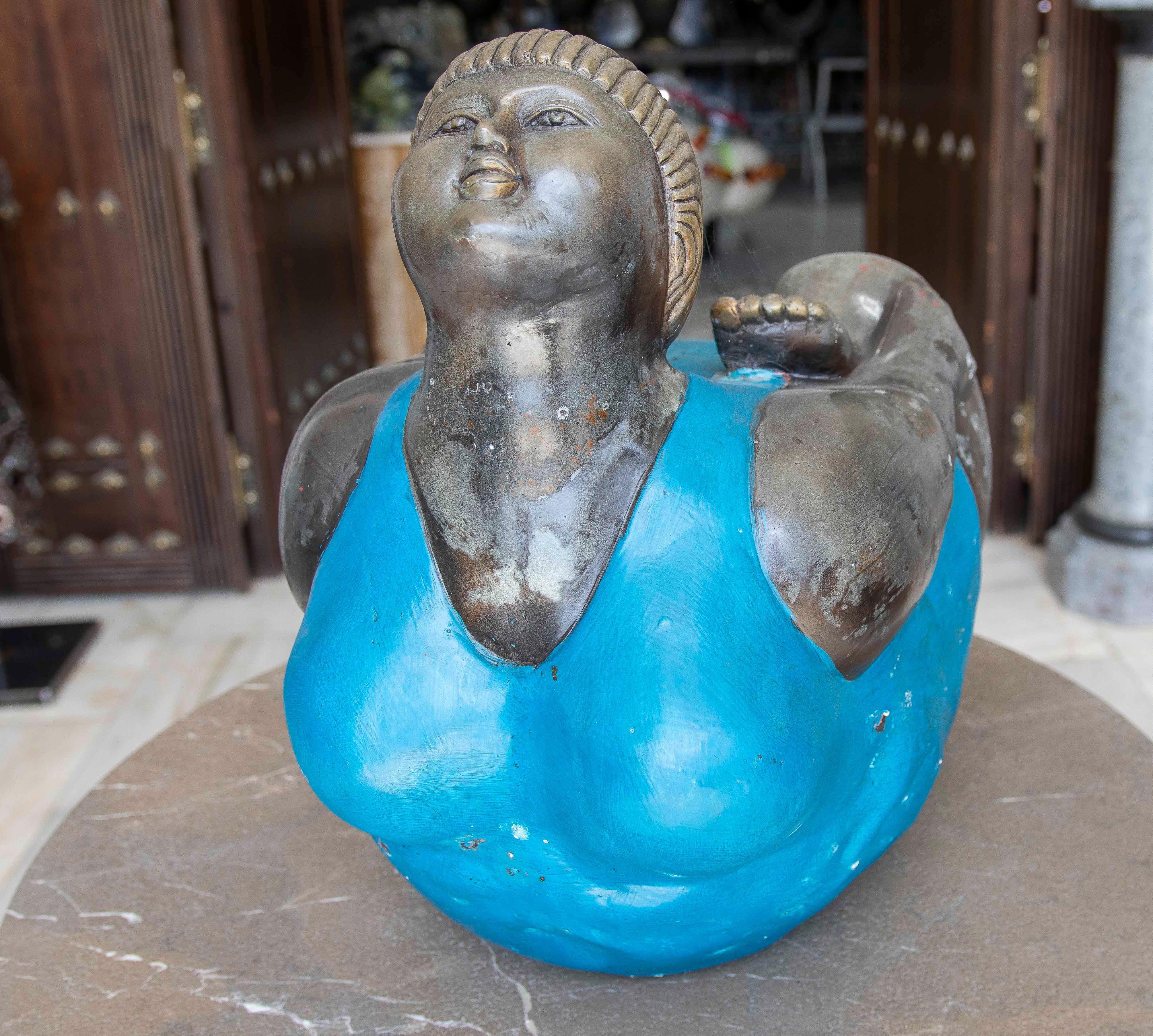 European Escultura Contemporánea de bronce de Mujer con Traje de Baño Azul For Sale