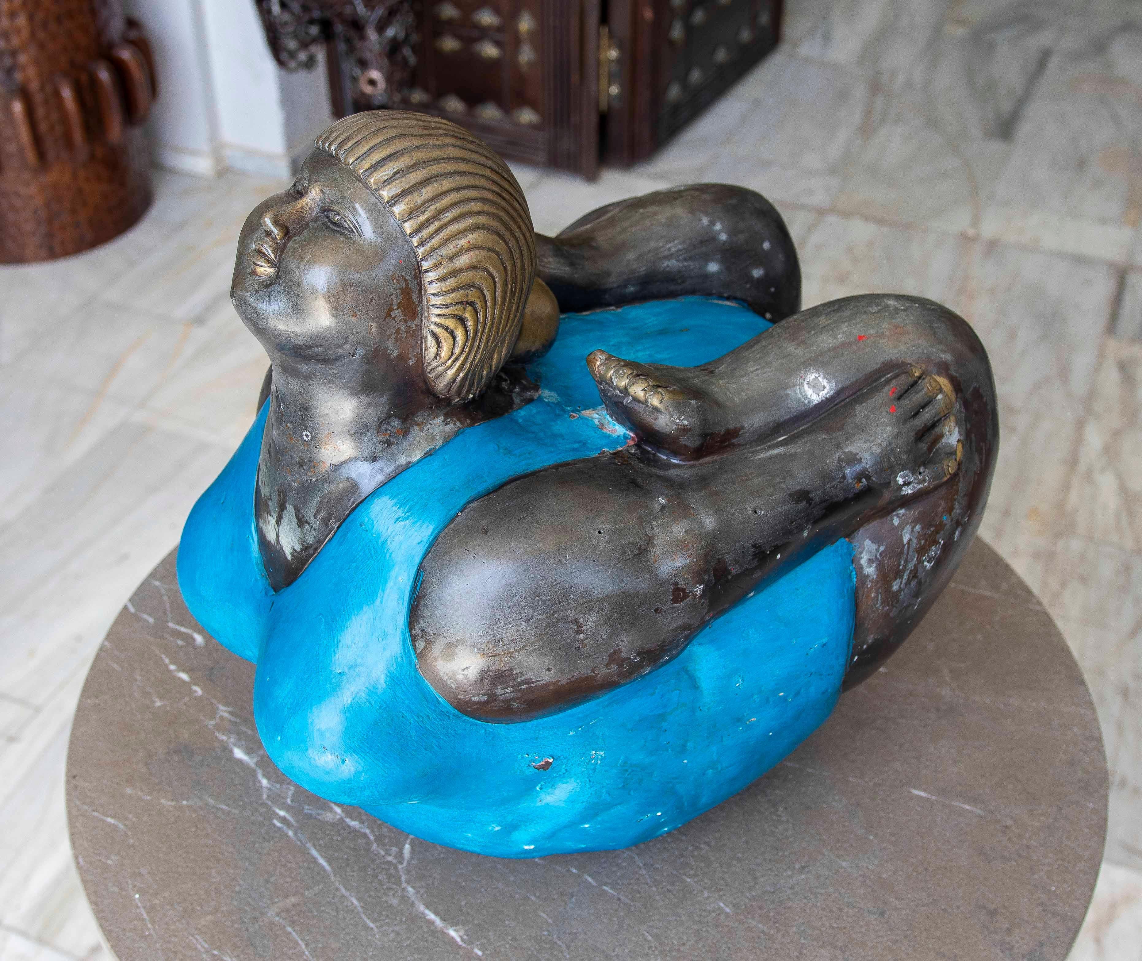20th Century Escultura Contemporánea de bronce de Mujer con Traje de Baño Azul For Sale