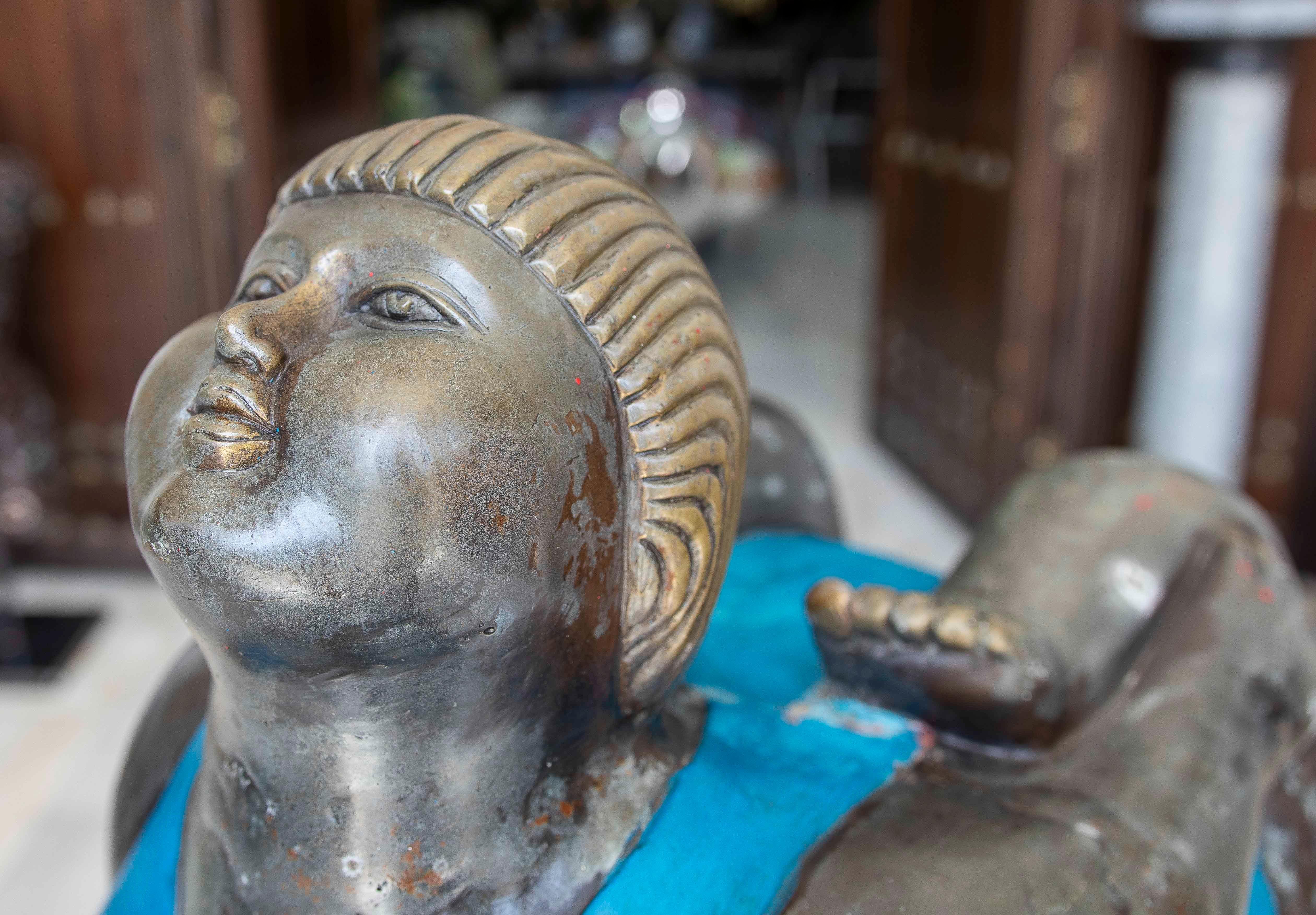 Bronze Escultura Contemporánea de bronce de Mujer con Traje de Baño Azul For Sale