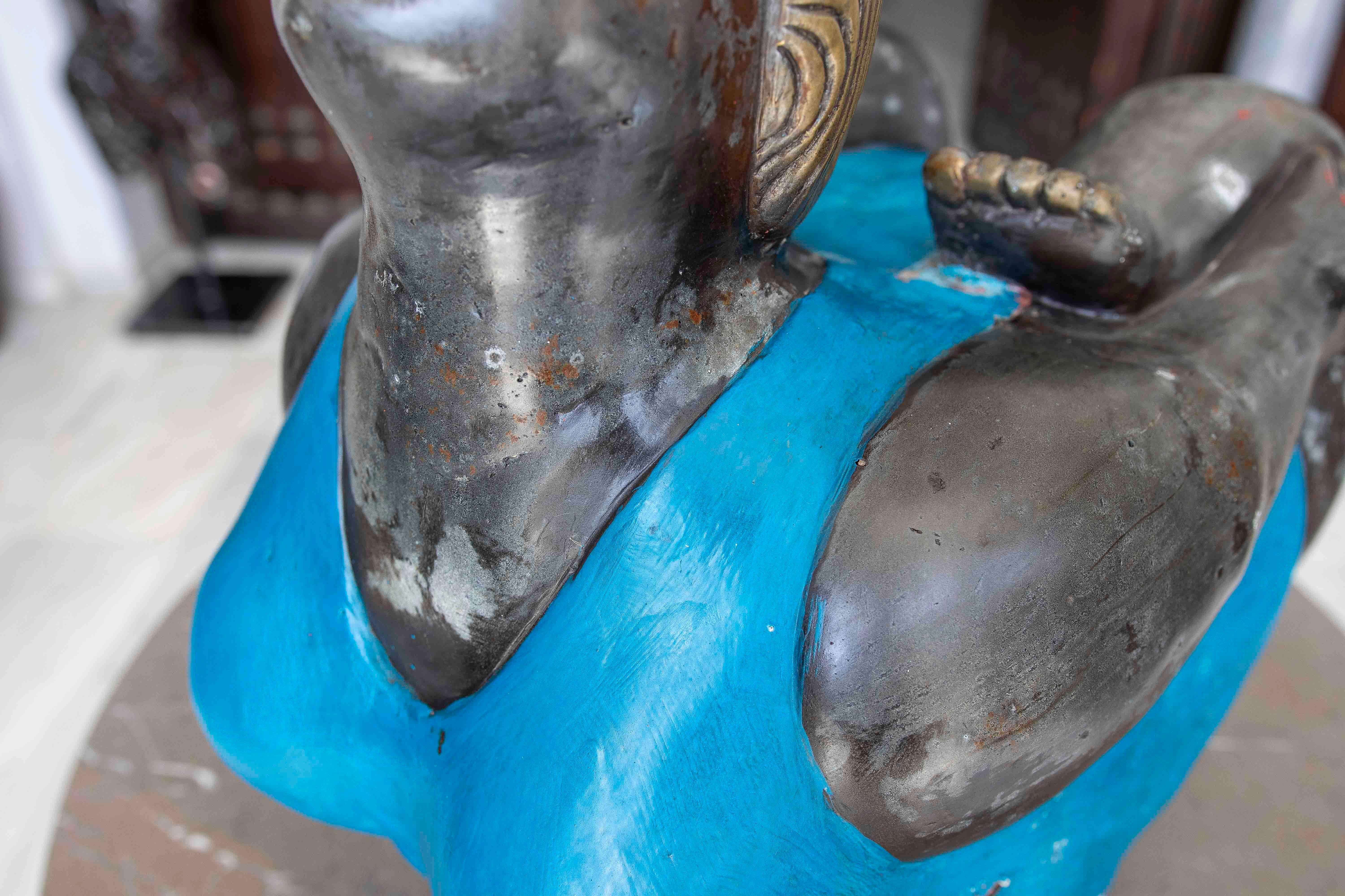 Escultura Contemporánea de bronce de Mujer con Traje de Baño Azul For Sale 1