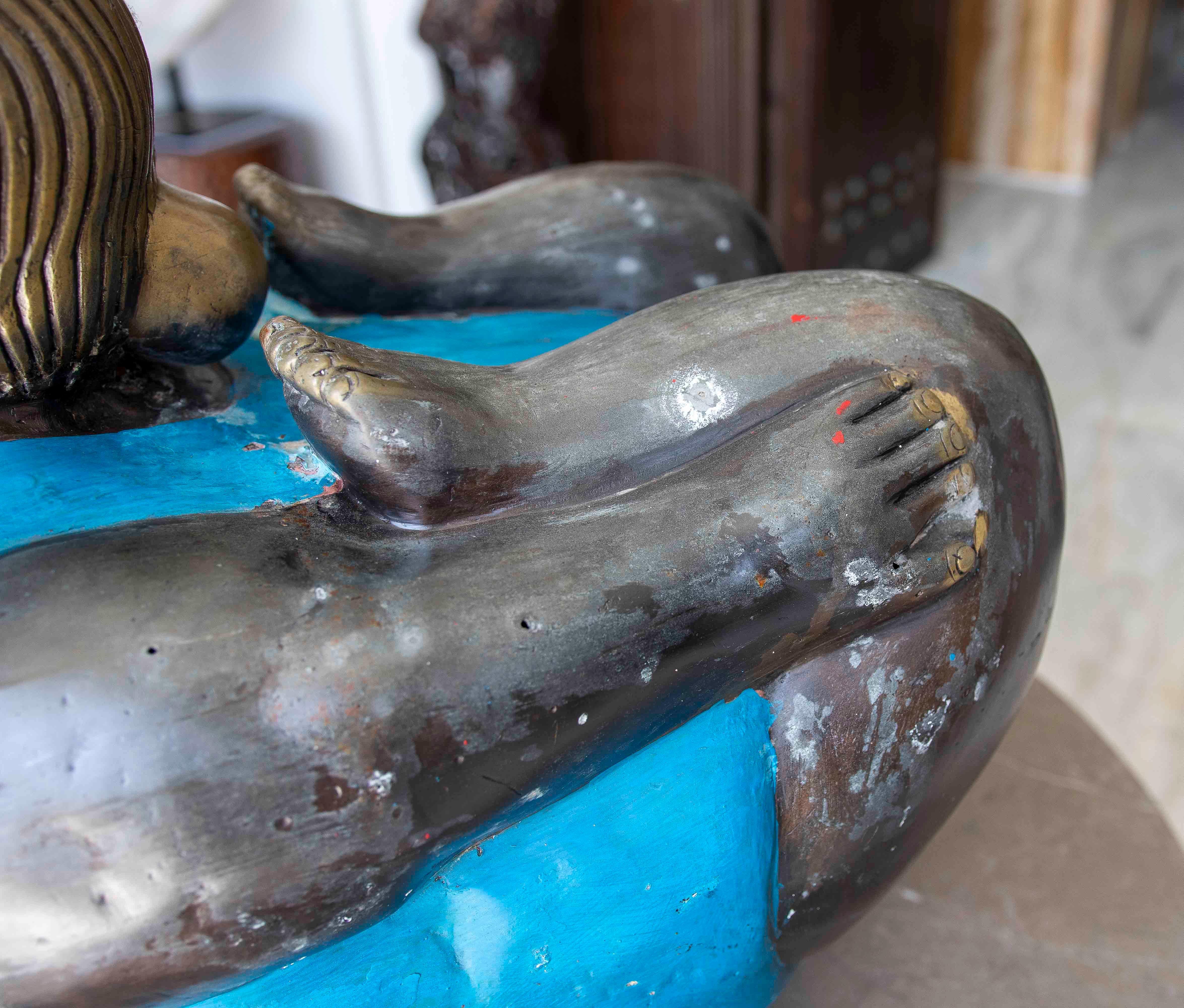 Escultura Contemporánea de bronce de Mujer con Traje de Baño Azul For Sale 2