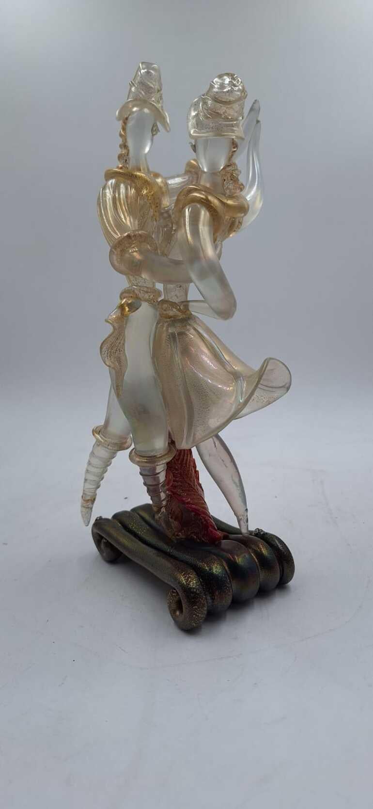 Scultura di Murano di Flavio Poli
Origine Italia Circa 1936
Coppia di ballerini
Realizzato per Seguzzo Vitreria
Ottime condizioni e non restaurato
Tecnica: Vetro soffiato con inclusioni d'oro
Flavio Poli (1900-1984) è stato un artista italiano, noto