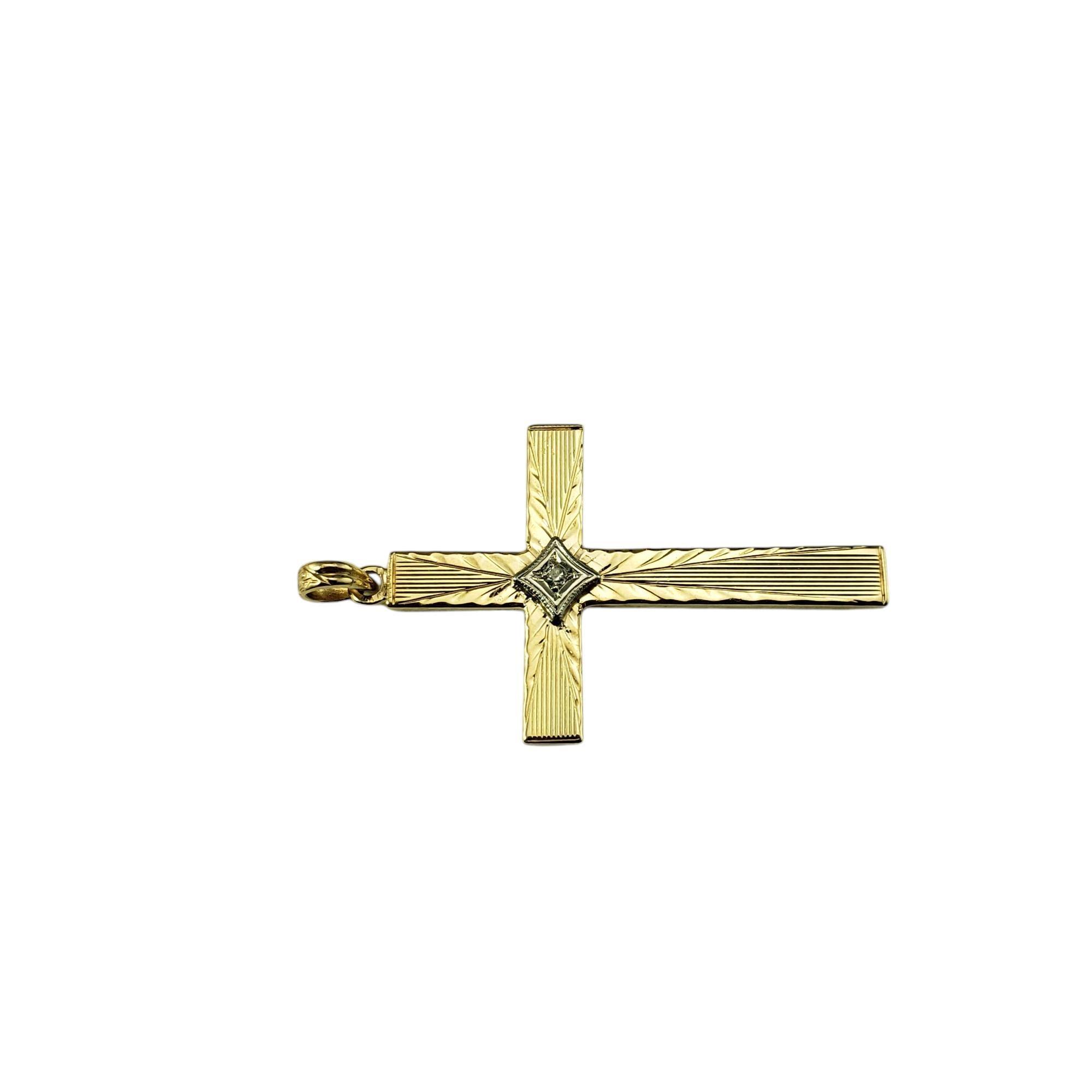 Pendentif croix en or jaune 10 carats et diamants

Ce ravissant pendentif en forme de croix en or jaune 10K présente des détails complexes qui reflètent la lumière pour plus d'éclat. Accentué d'un diamant rond à taille unique, il offre un éclat