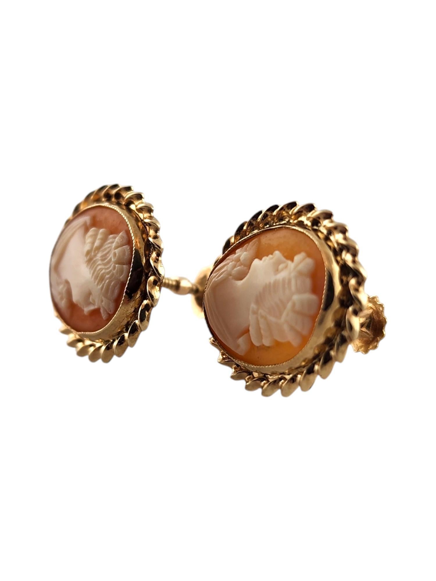 10 Karat Yellow Gold Cameo Screw Back Earrings 

This gorgeous set of cameo screw back earrings were meticulously crafted from 10 karat yellow gold for a stunning finish!

Not for pierced ears

Size: 19.8mm X 16.3mm X 3.6mm

Weight: 2.9 dwt/ 4.5