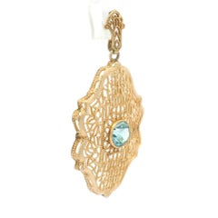 Esemco, ciondolo in oro giallo 10k con castone da 1 centesimo di zircone blu e filigrana centrale